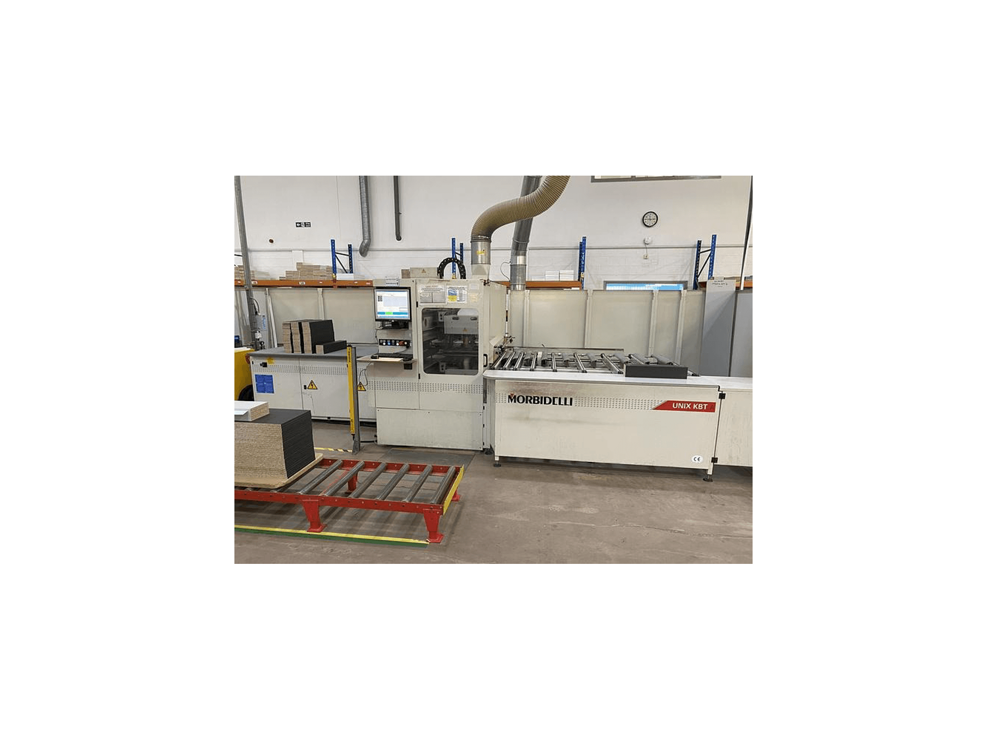 Sezionatrice MORbidelli Unix KBT, vista frontale, con pannello di controllo visibile e tavole impilate sul carrello adiacente.