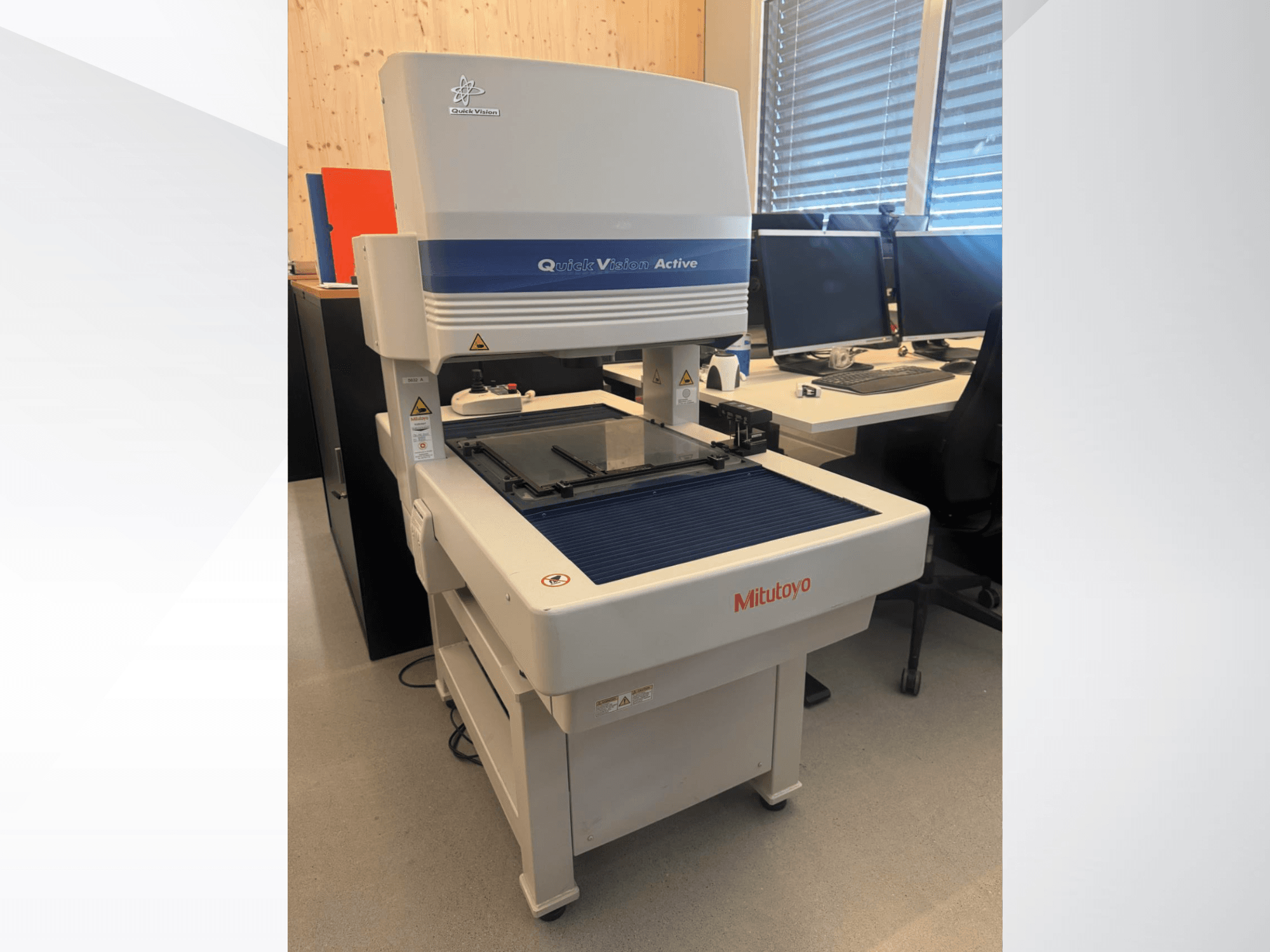 La CMM Mitutoyo QV-L404Z1L-D in una vista frontale, con tavolo di misura in vetro e pannello di controllo visibile con pulsanti.
