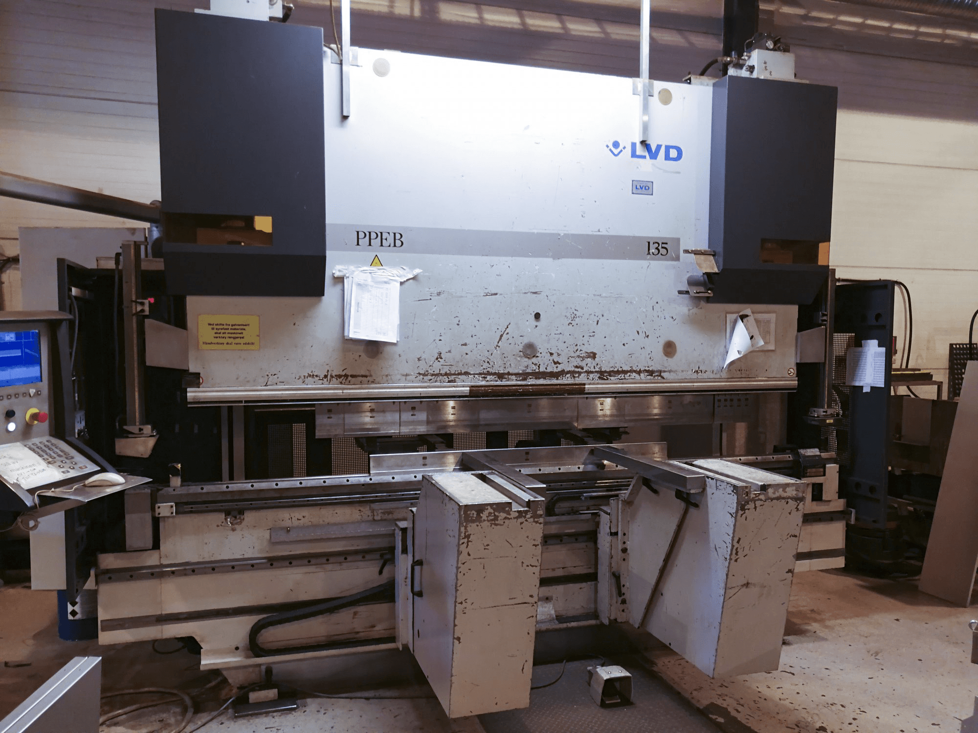 Vista frontale della macchina LVD PPEB 135/30