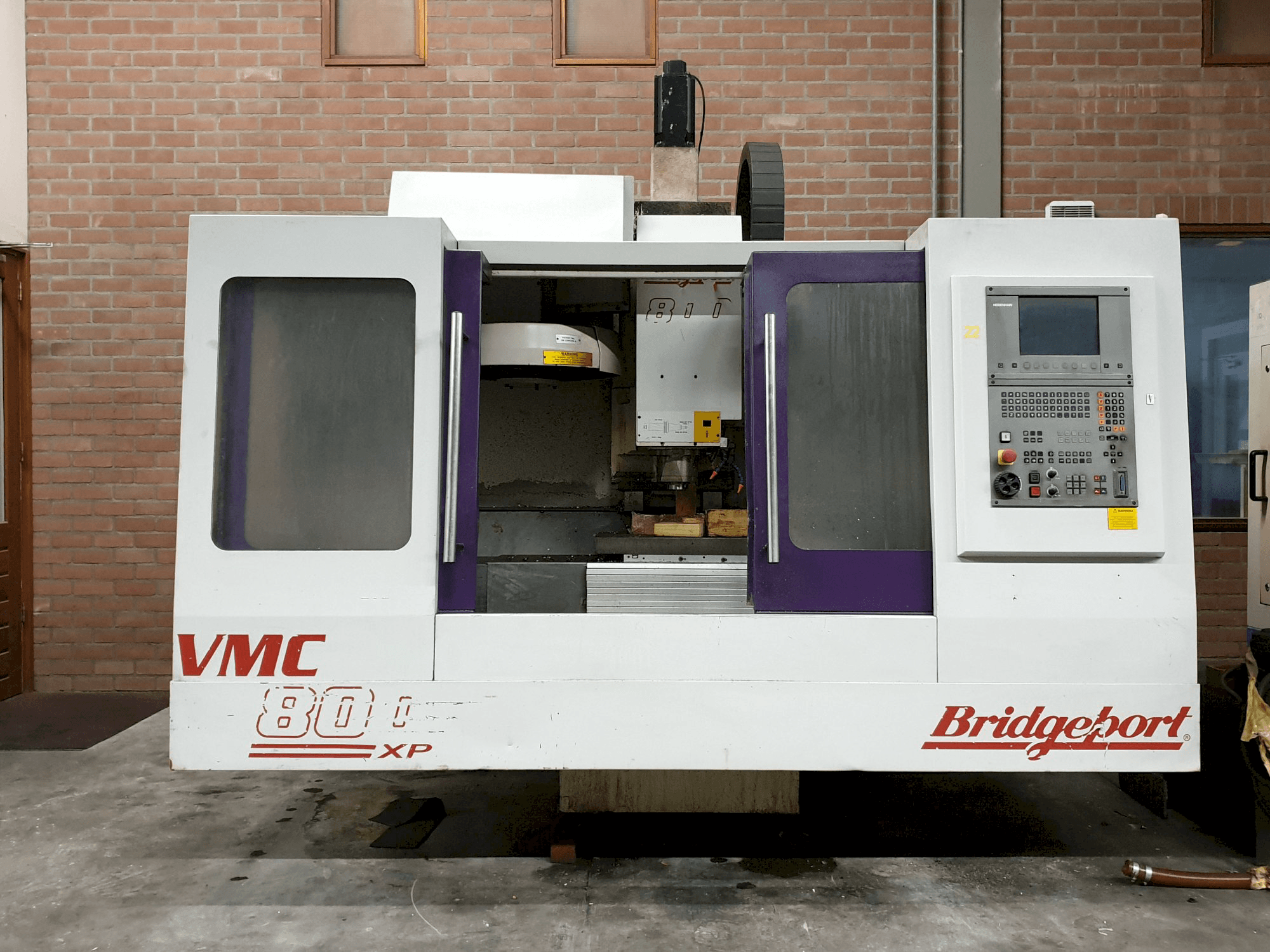 Vista frontale della macchina Bridgeport VMC 800 22