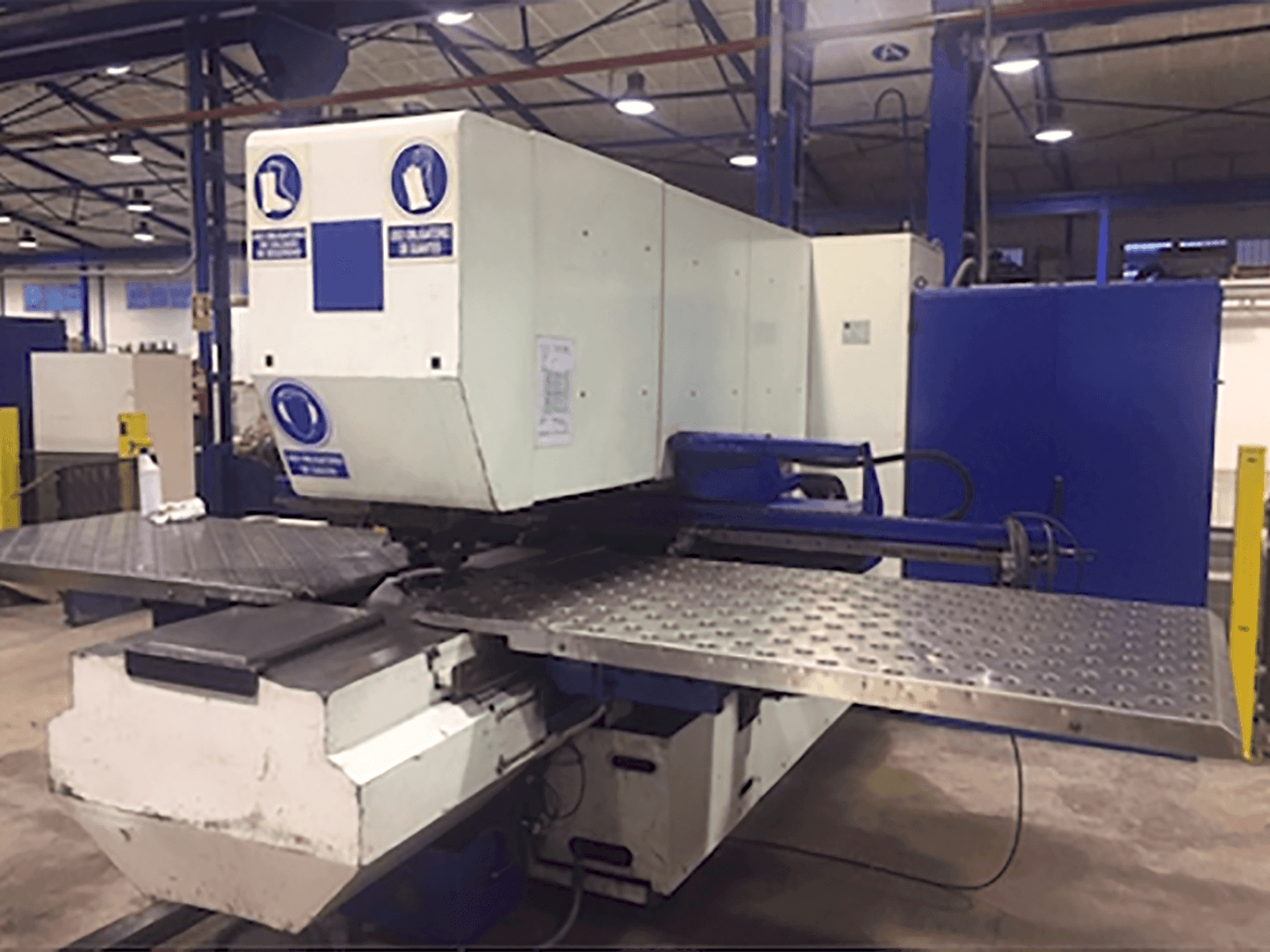 Vista frontale della macchina Trumpf Trumatic 240R