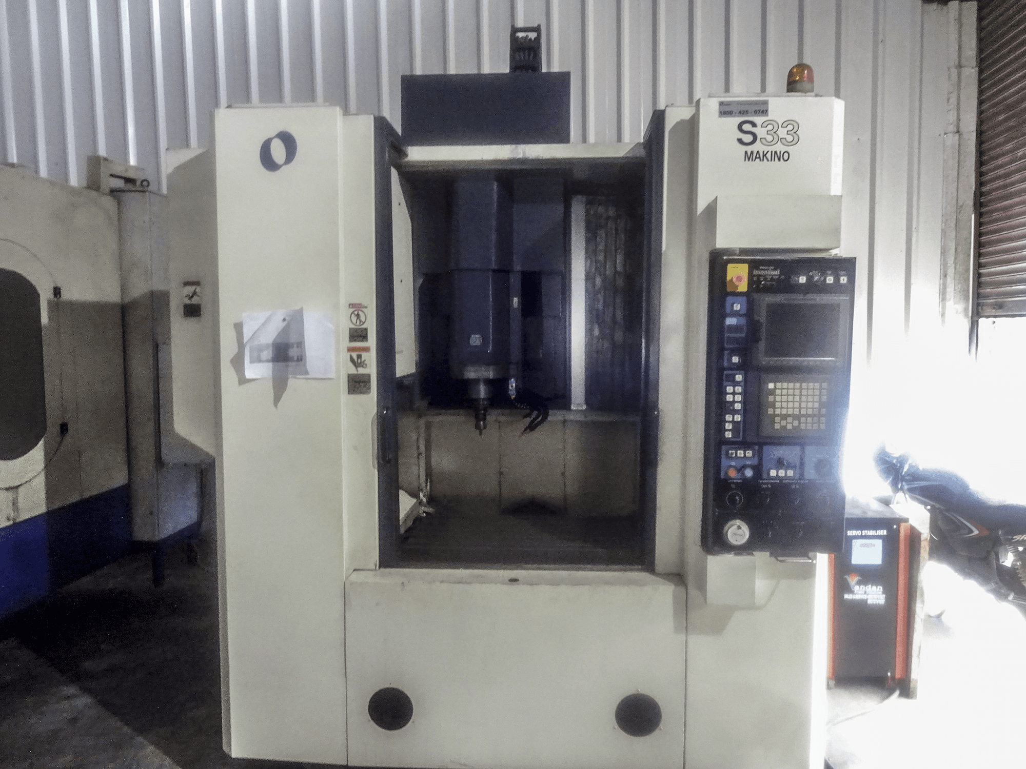 Vista frontale della macchina Makino S33