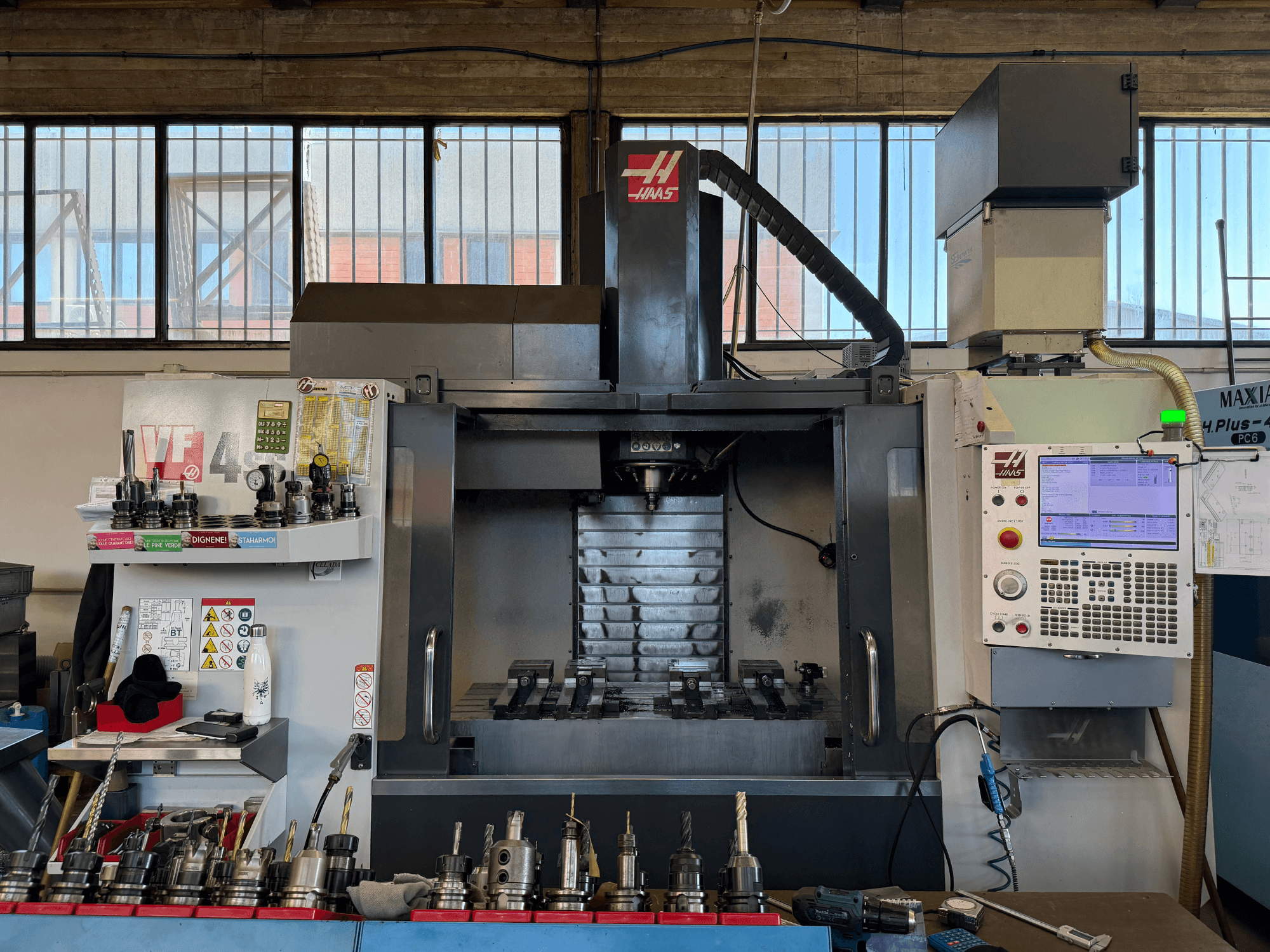 Centro di lavorazione verticale HAAS VF-4SS, vista frontale, con pannello di controllo, portautensili e area del mandrino visibile.