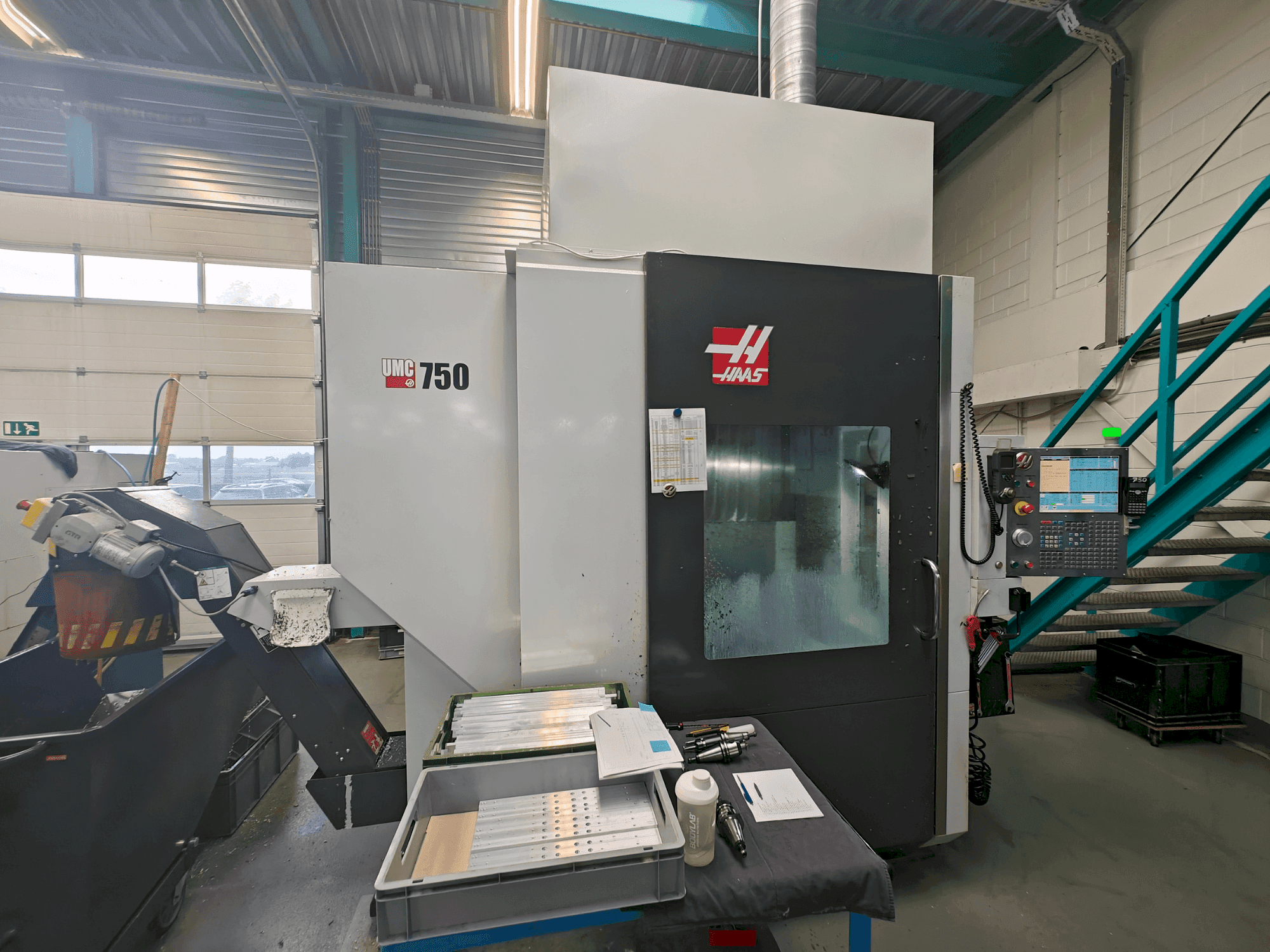 Vista frontale della macchina HAAS UMC-750