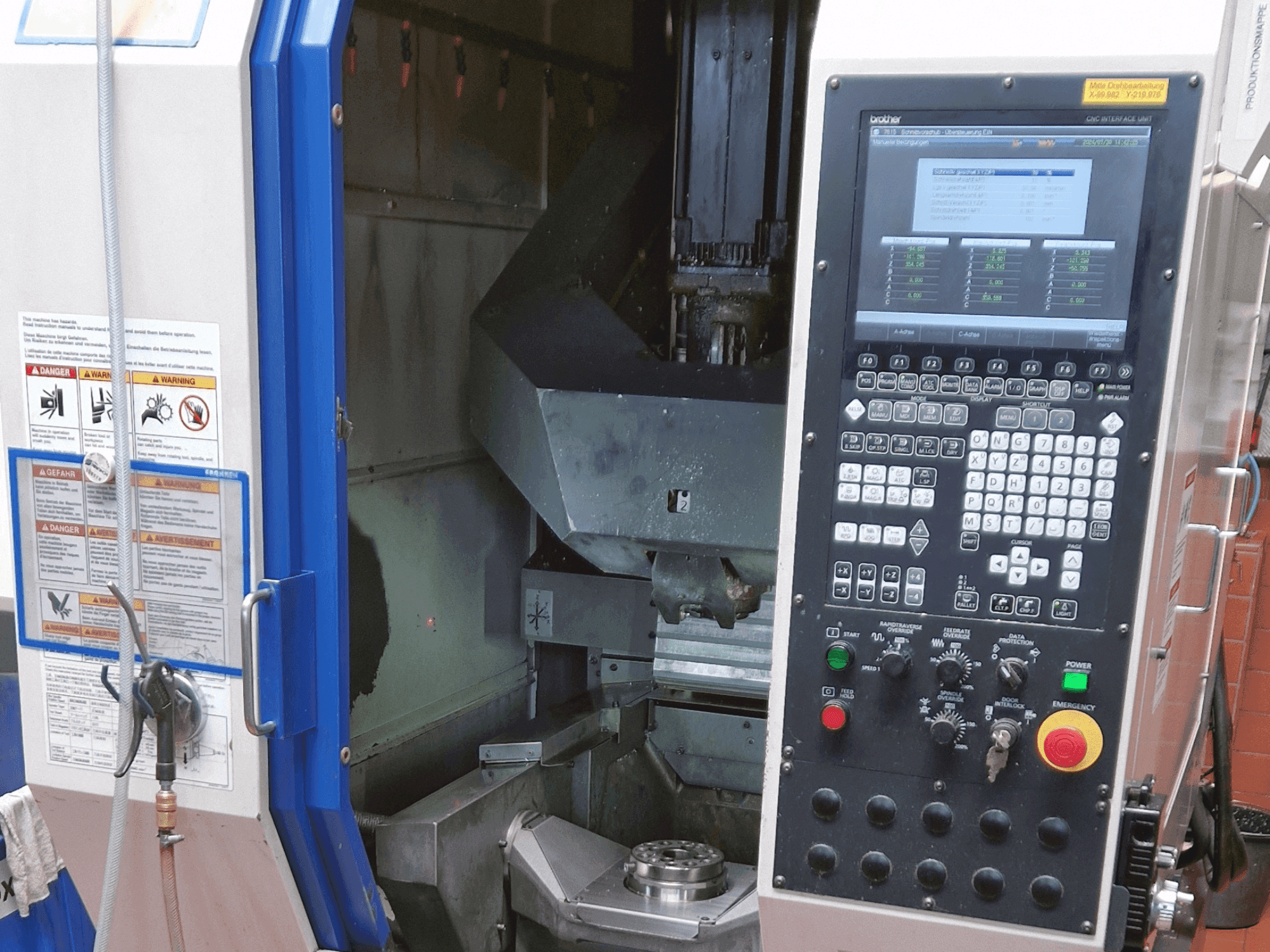 Vista frontale della macchina Brother Speedio M140x1