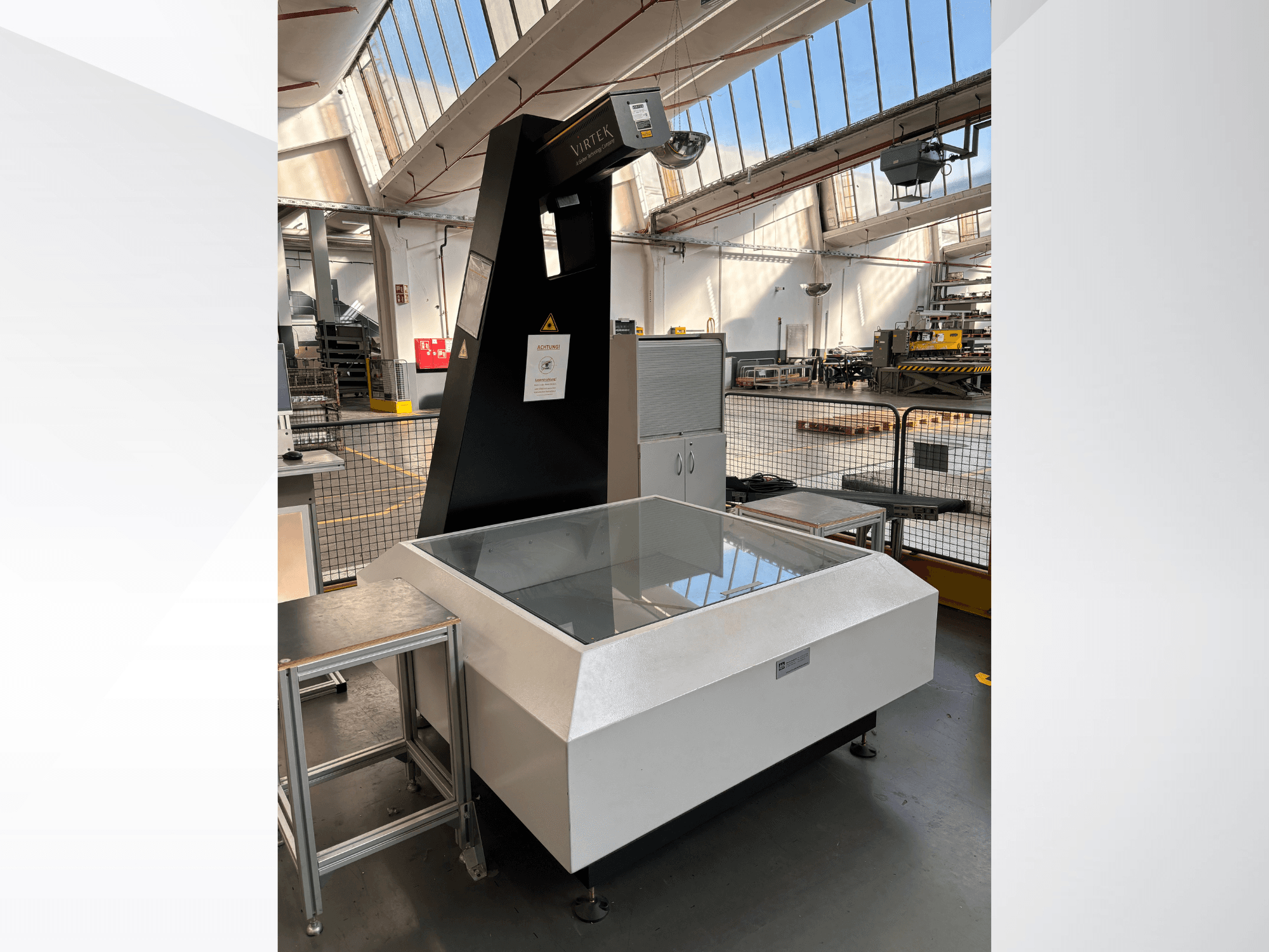 Macchina di misurazione ottica VIRTEK LPS-1EA in un ambiente industriale, vista frontale che mostra il piano in vetro e il pannello di controllo.