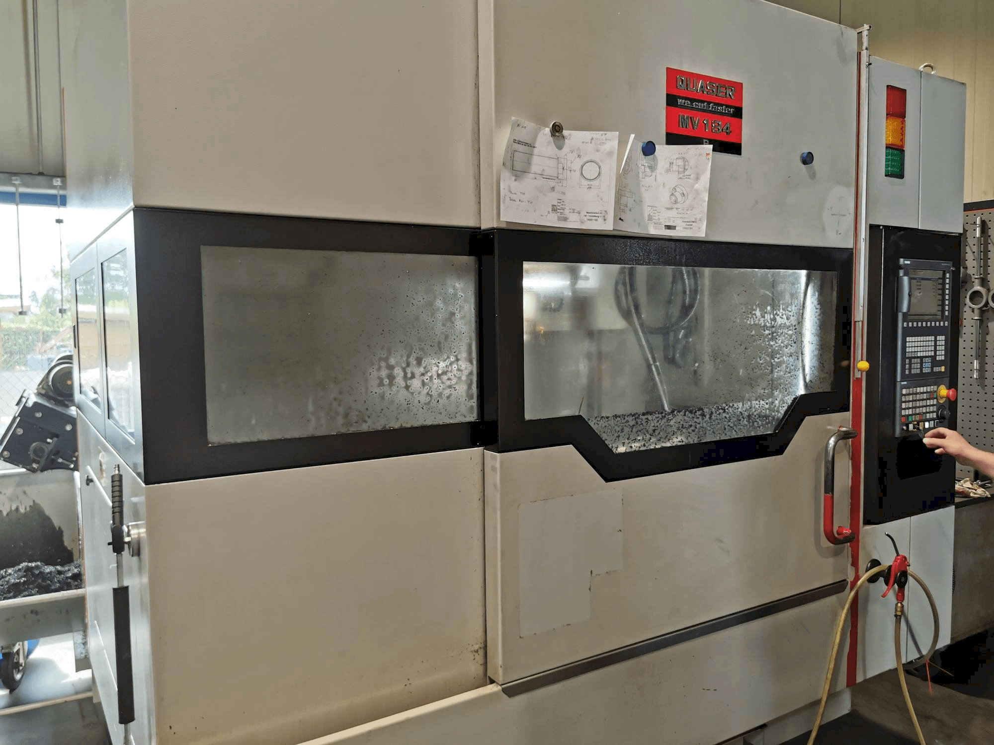 Vista frontale della macchina Quaser MV154APC/P12