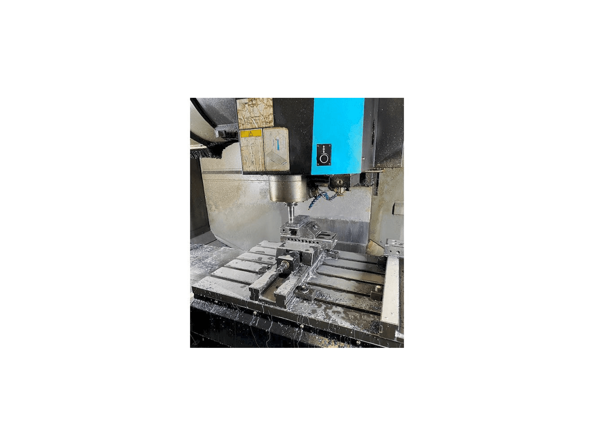 Vista frontale della macchina Hurco VMX42i