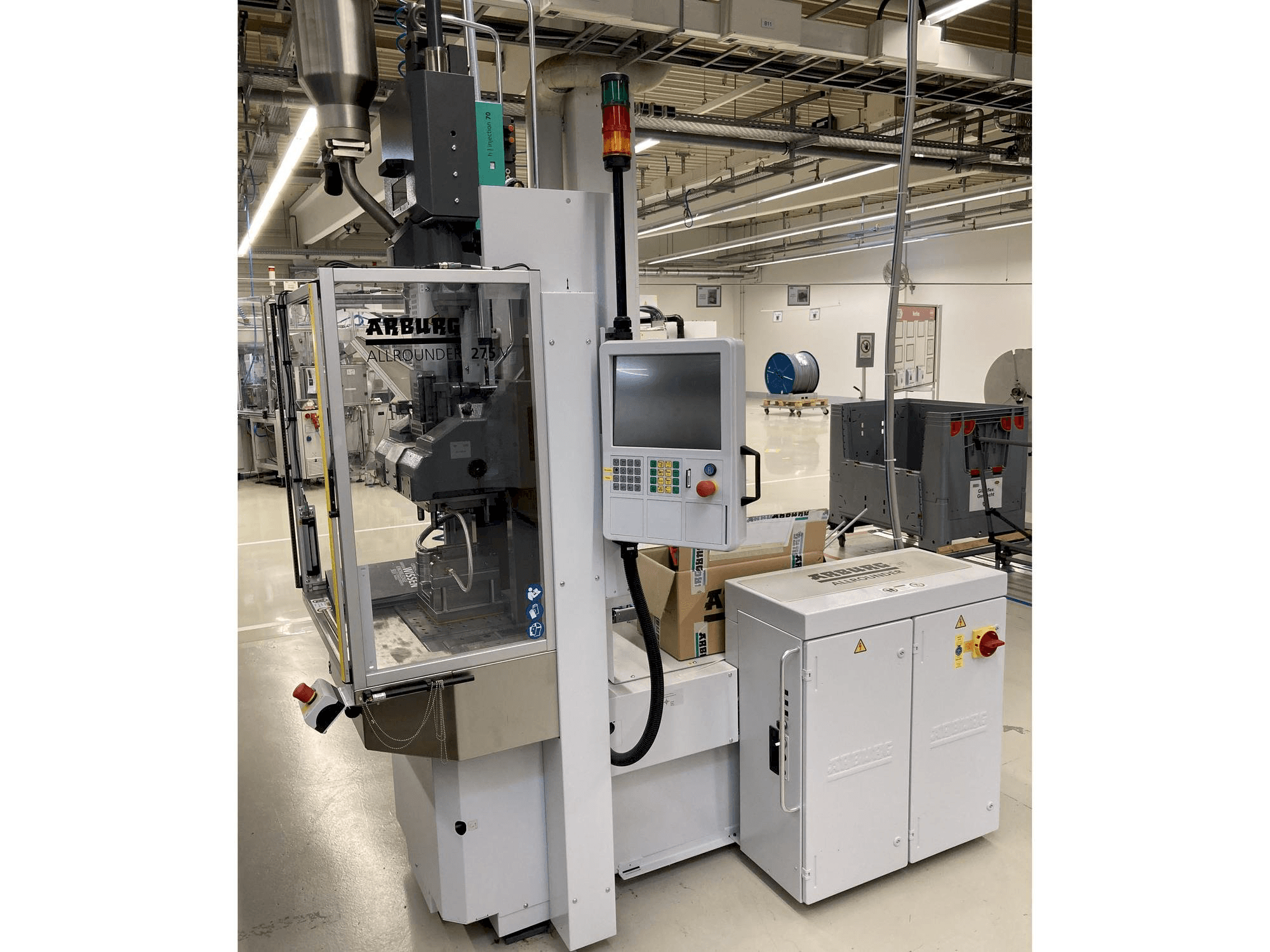 Vista frontale della macchina Arburg Allrounder 275 V 250-70
