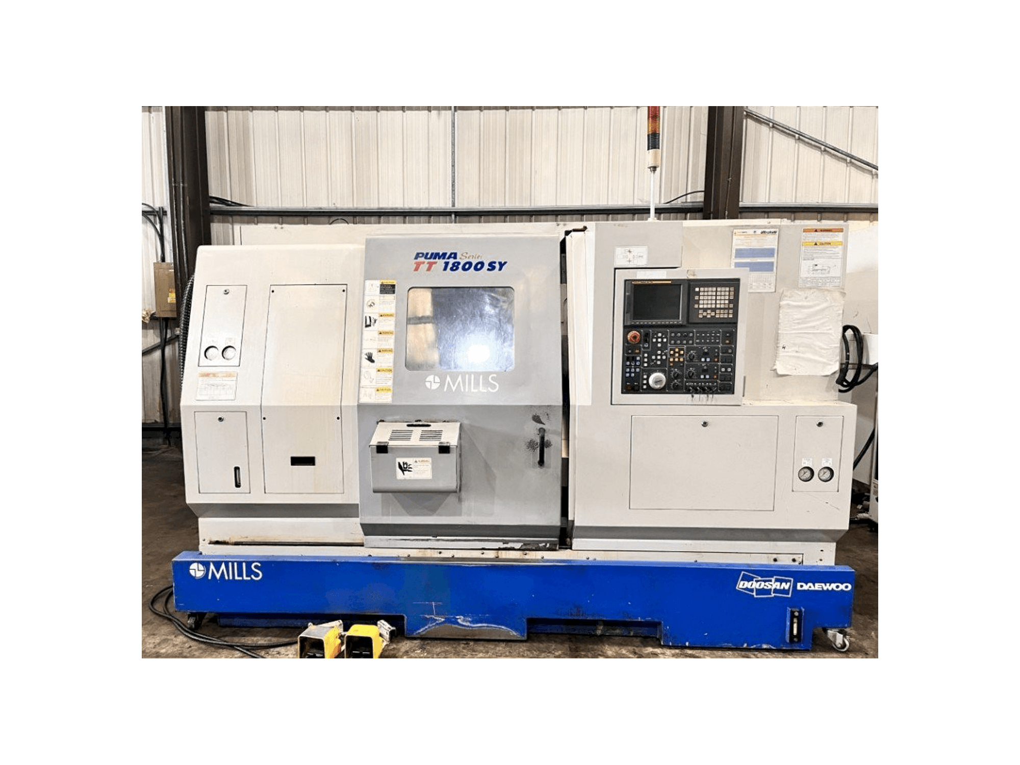 Vista frontale della macchina Doosan TT1800SY