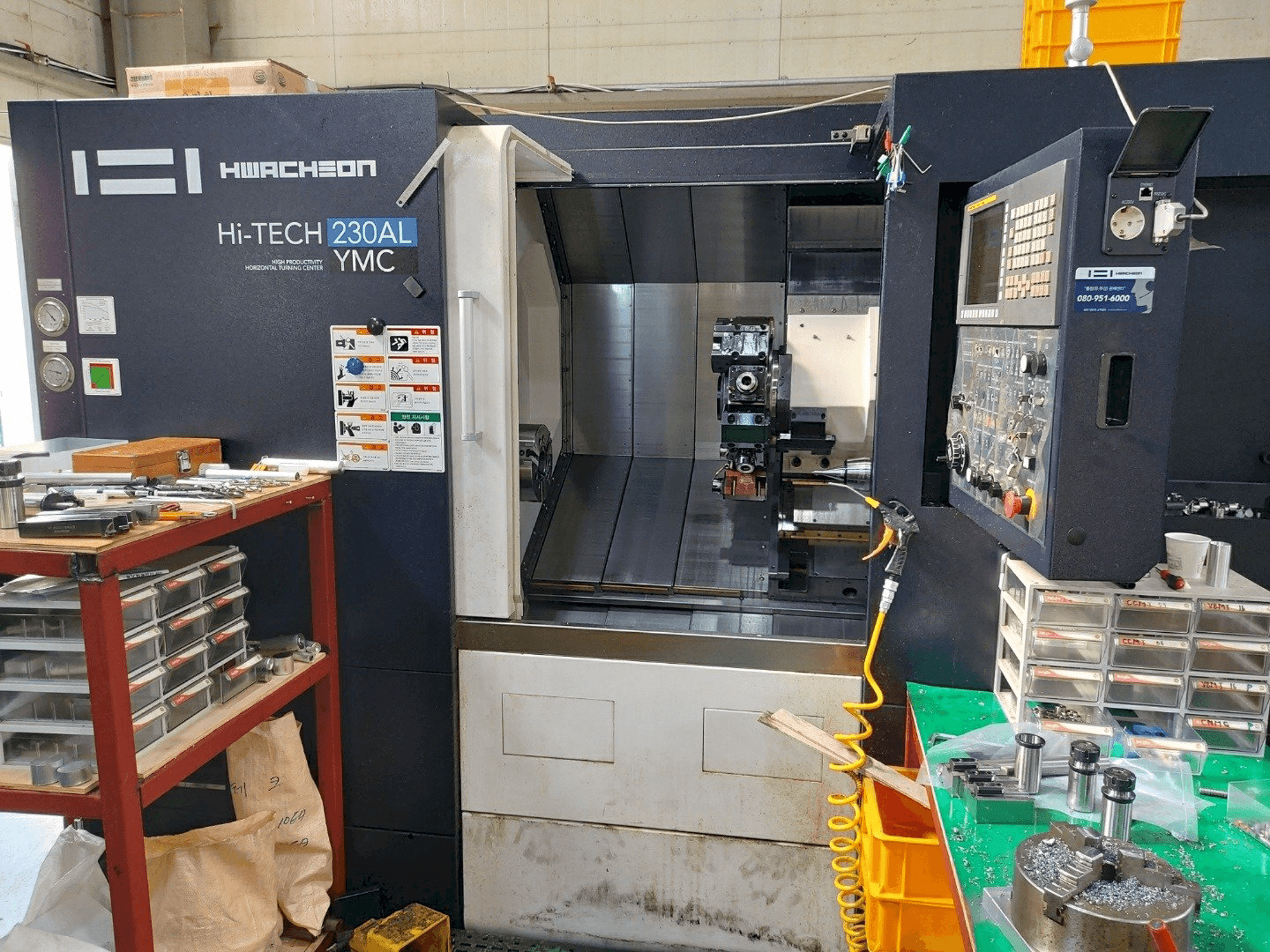 Vista frontale della macchina HWACHEON Hi-TECH 230AL YMC