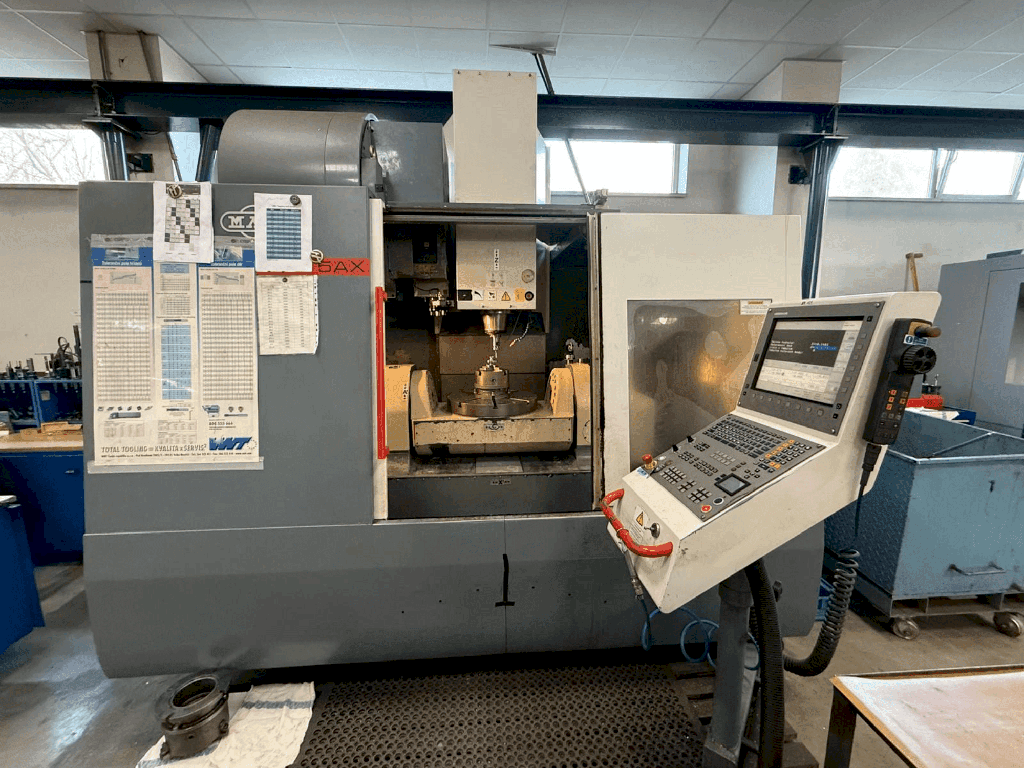 Vista frontale della macchina KOVOSVIT MAS MCV 1000 Speed 5AX