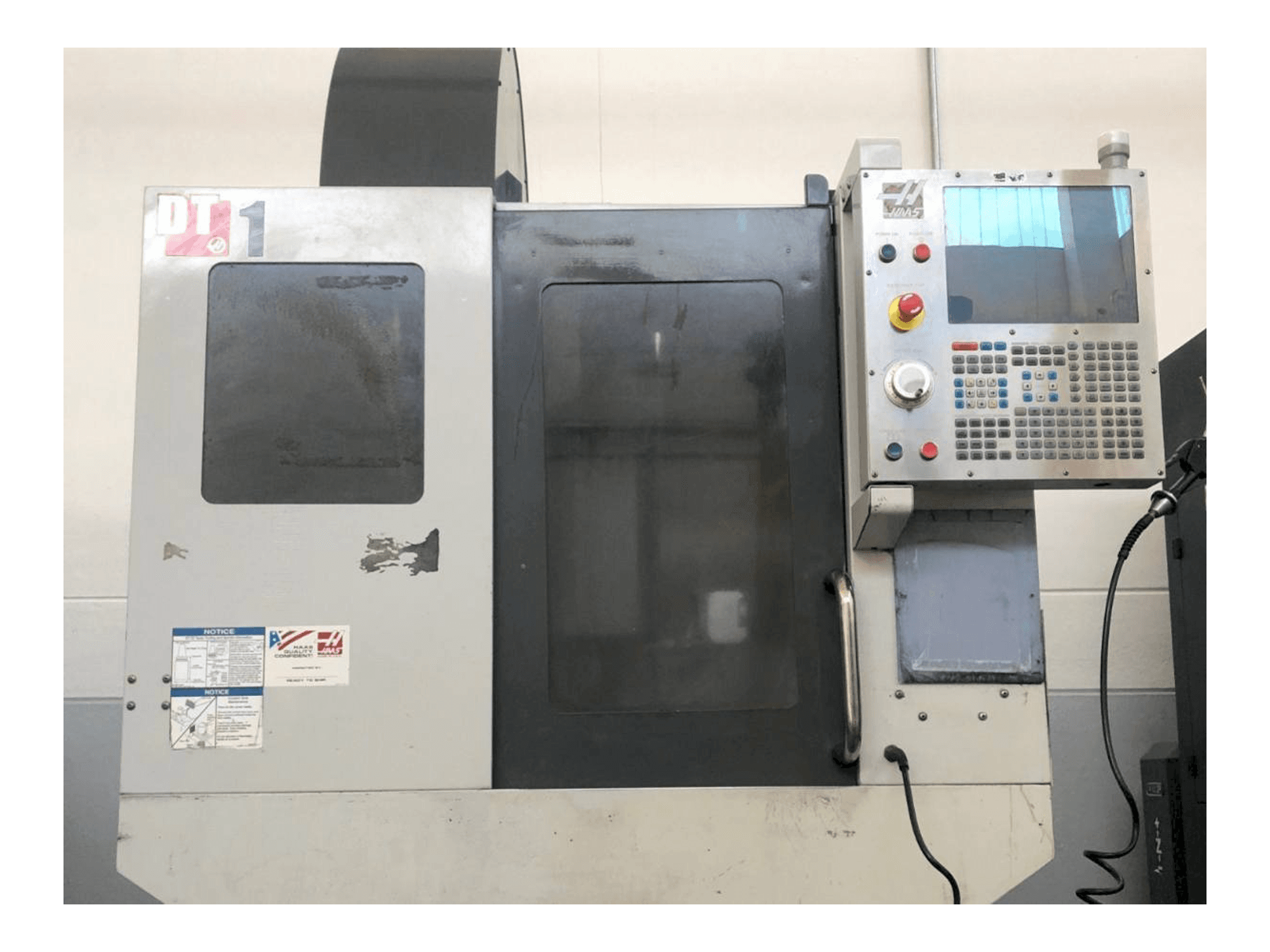 Vista frontale della macchina HAAS DT1
