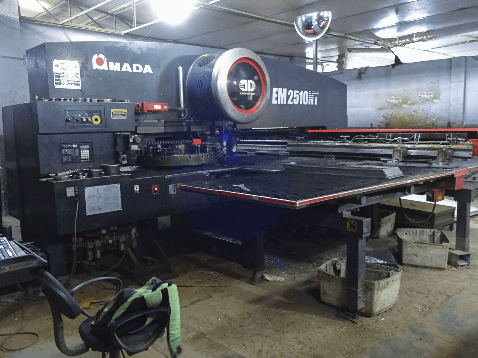 Vista frontale 1 della macchina AMADA EM2510NT