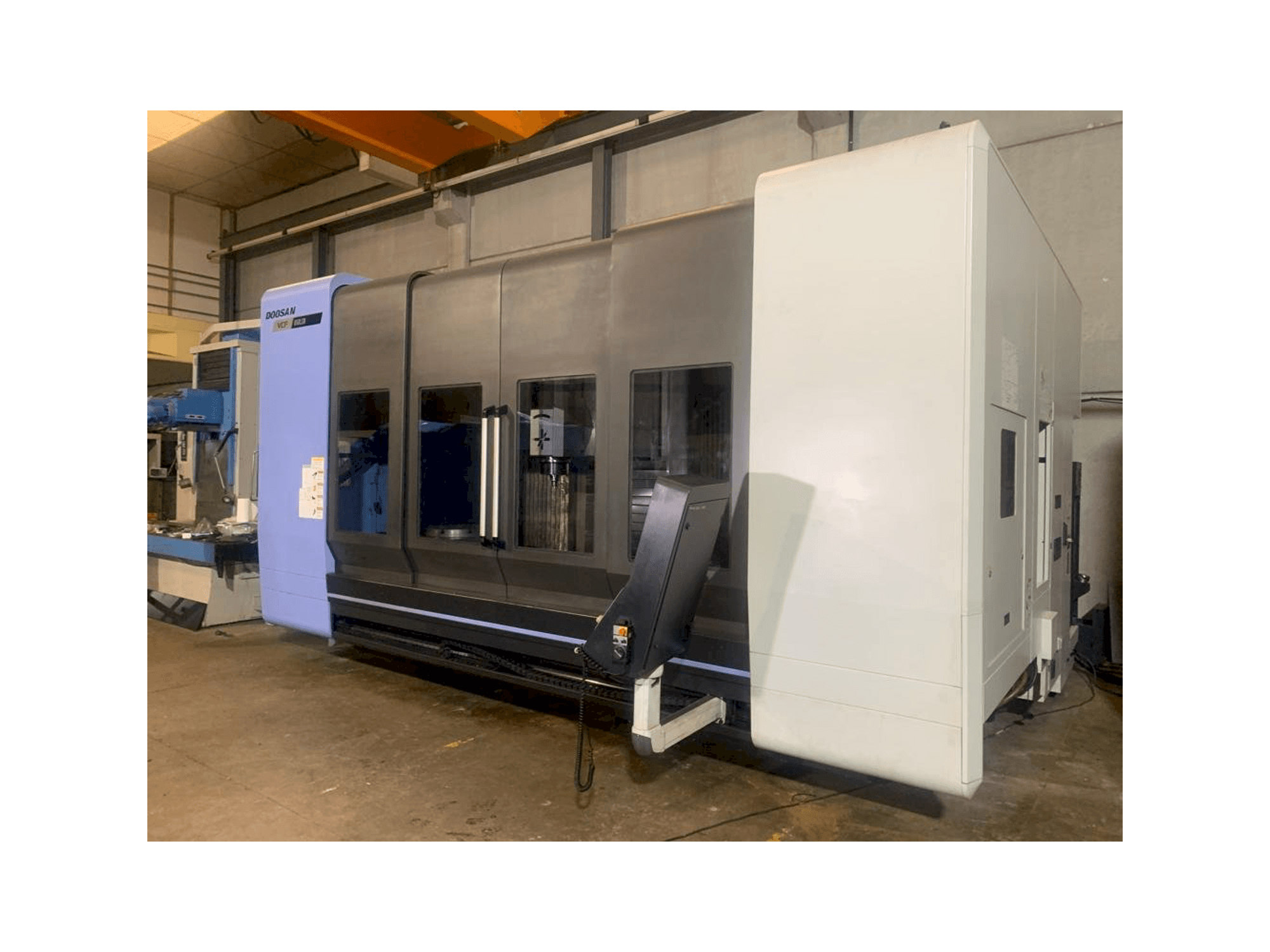 Vista frontale della macchina Doosan VCF 850 LSR