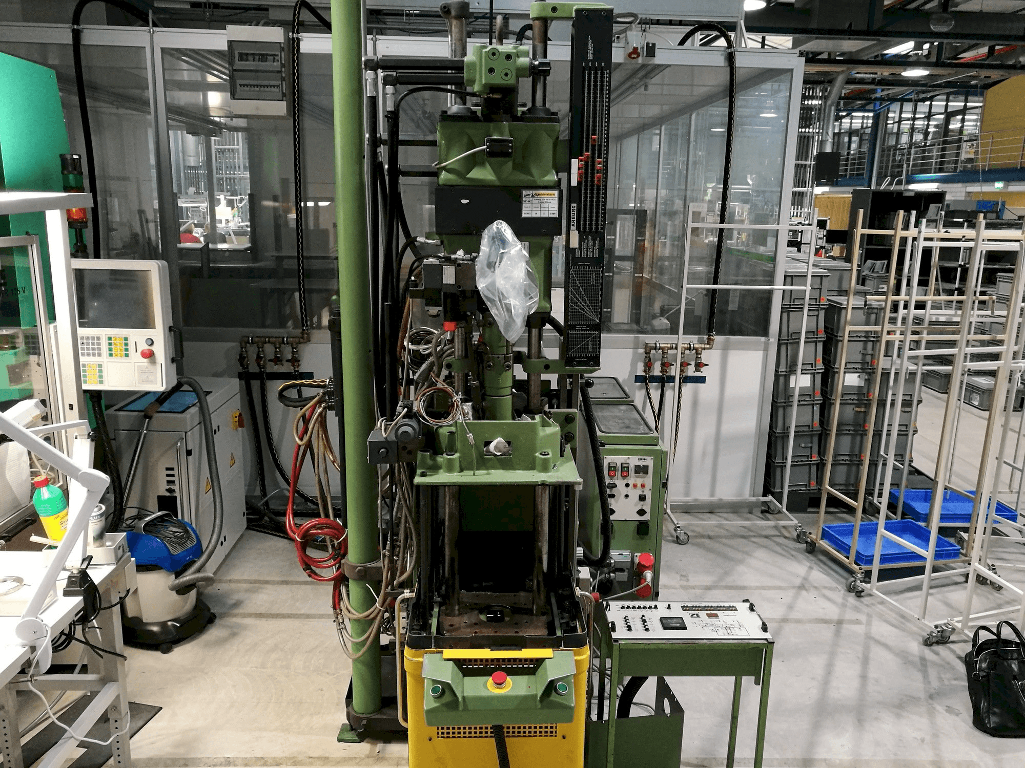 Vista frontale della macchina Arburg 221-75-350