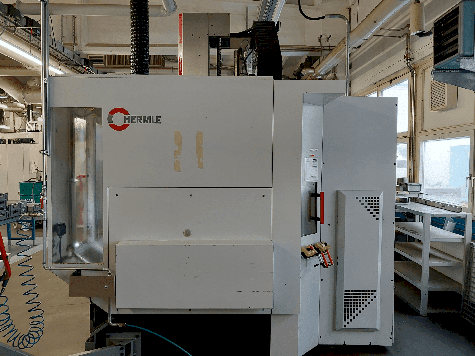 Vista frontale della macchina HERMLE C 800 U