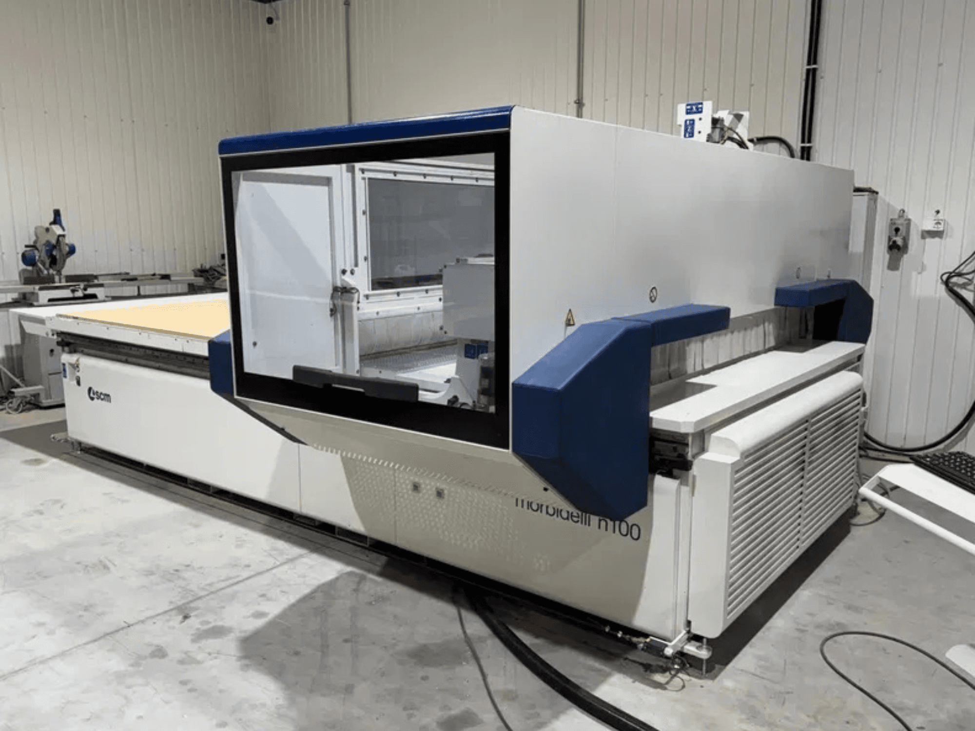 Centro di lavorazione CNC SCM Morbidelli N100, vista frontale che ne evidenzia l'ampio spazio di lavoro e l'interfaccia di controllo.