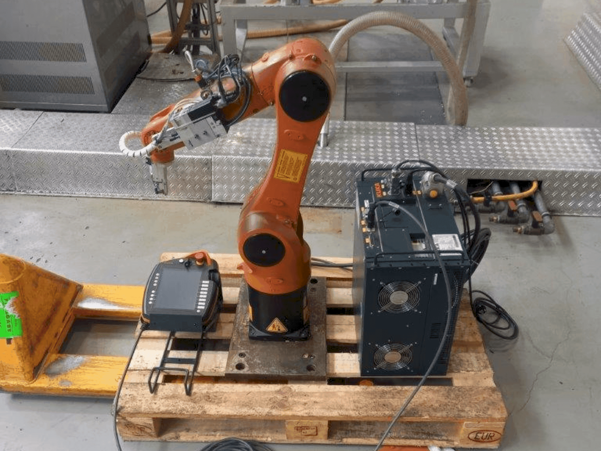 Vista frontale della macchina KUKA KR 6 R900 sixx
