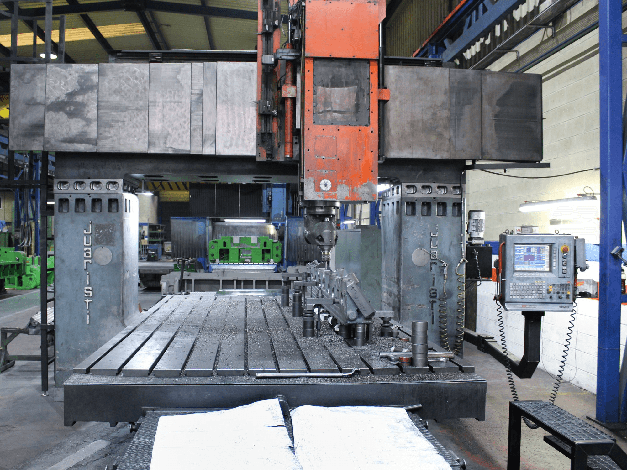 Vista frontale della macchina JUARISTI FTF-1-CNC-COP