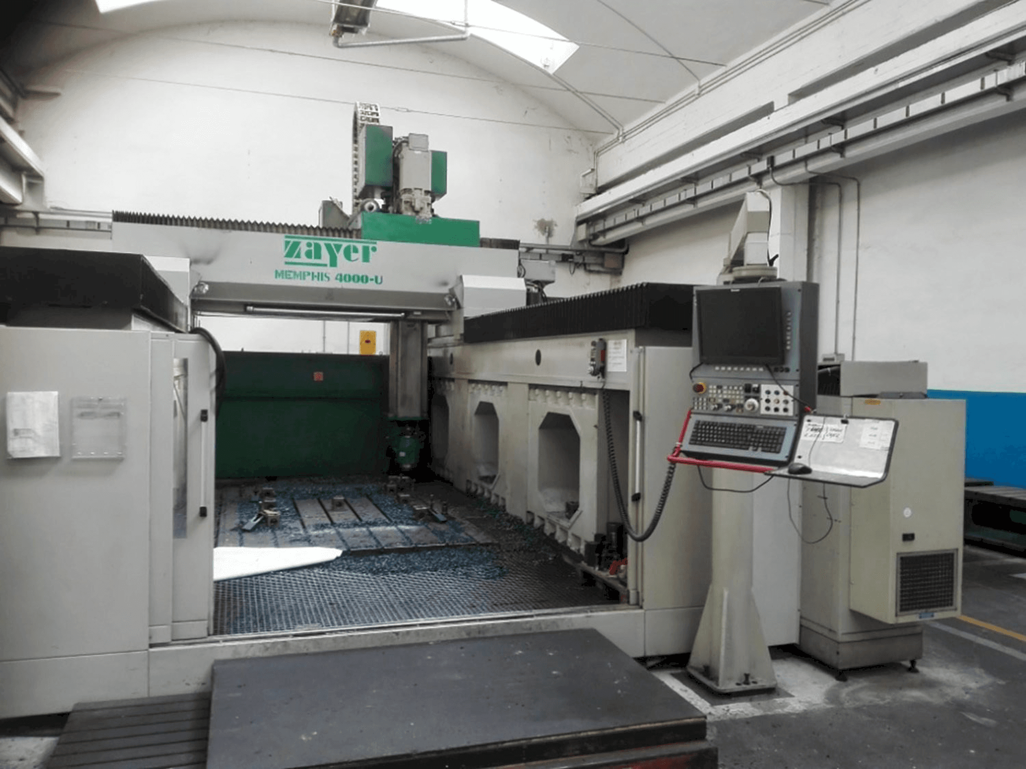 Vista frontale della macchina Zayer Memphis 4000