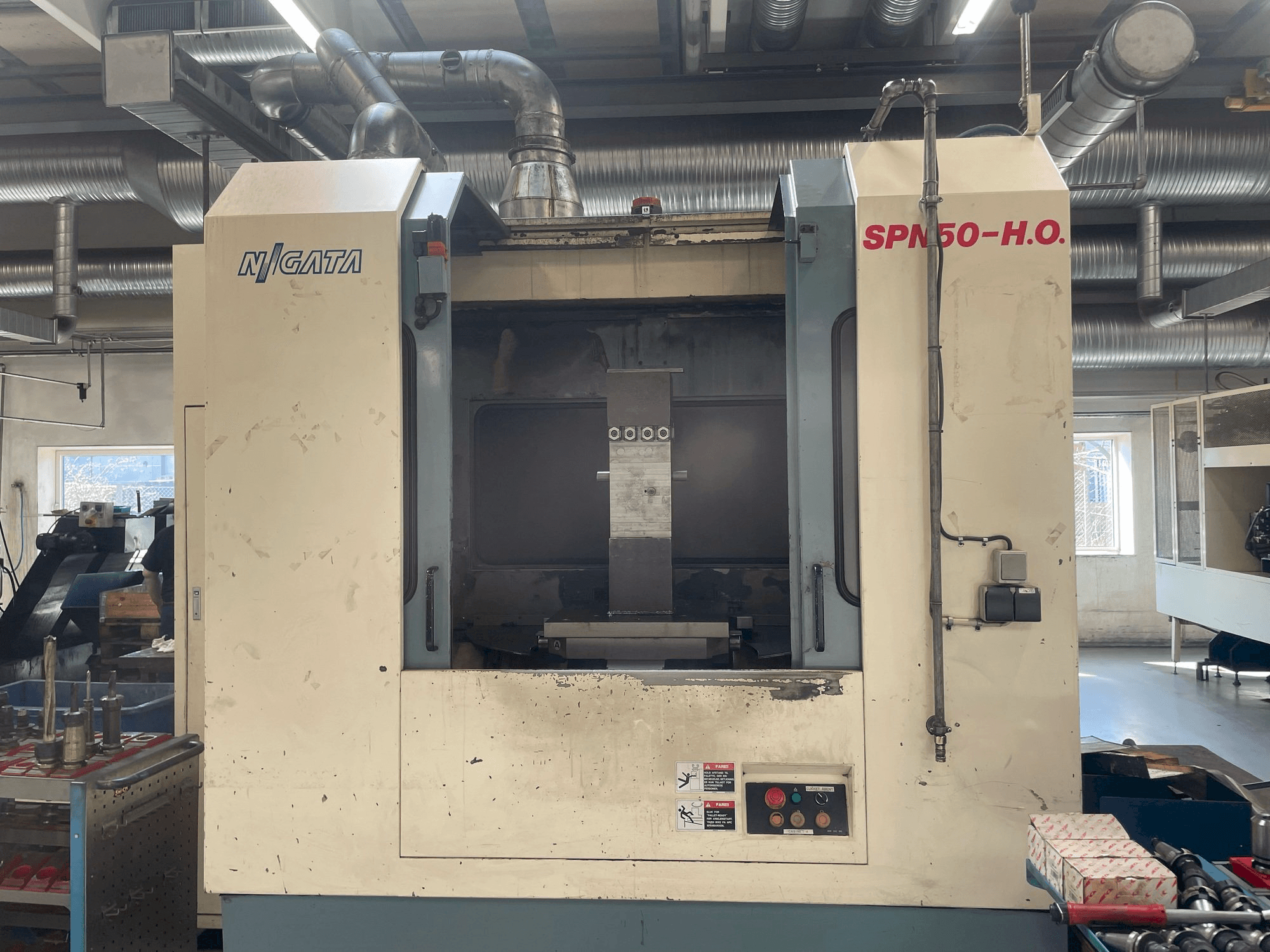 Vista frontale della macchina Niigata SPN 50-HO