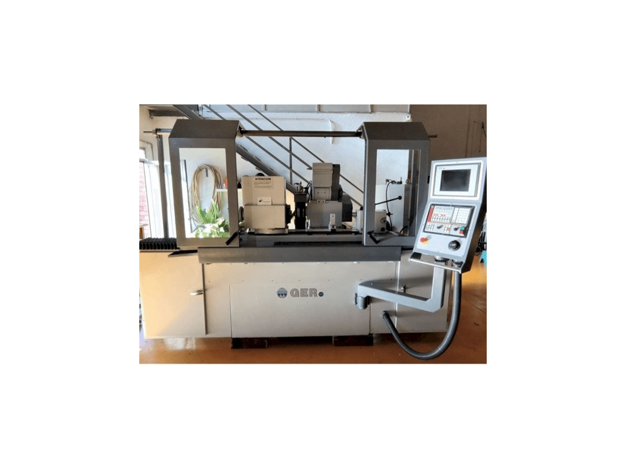 Vista frontale della macchina GER C-500 CNC