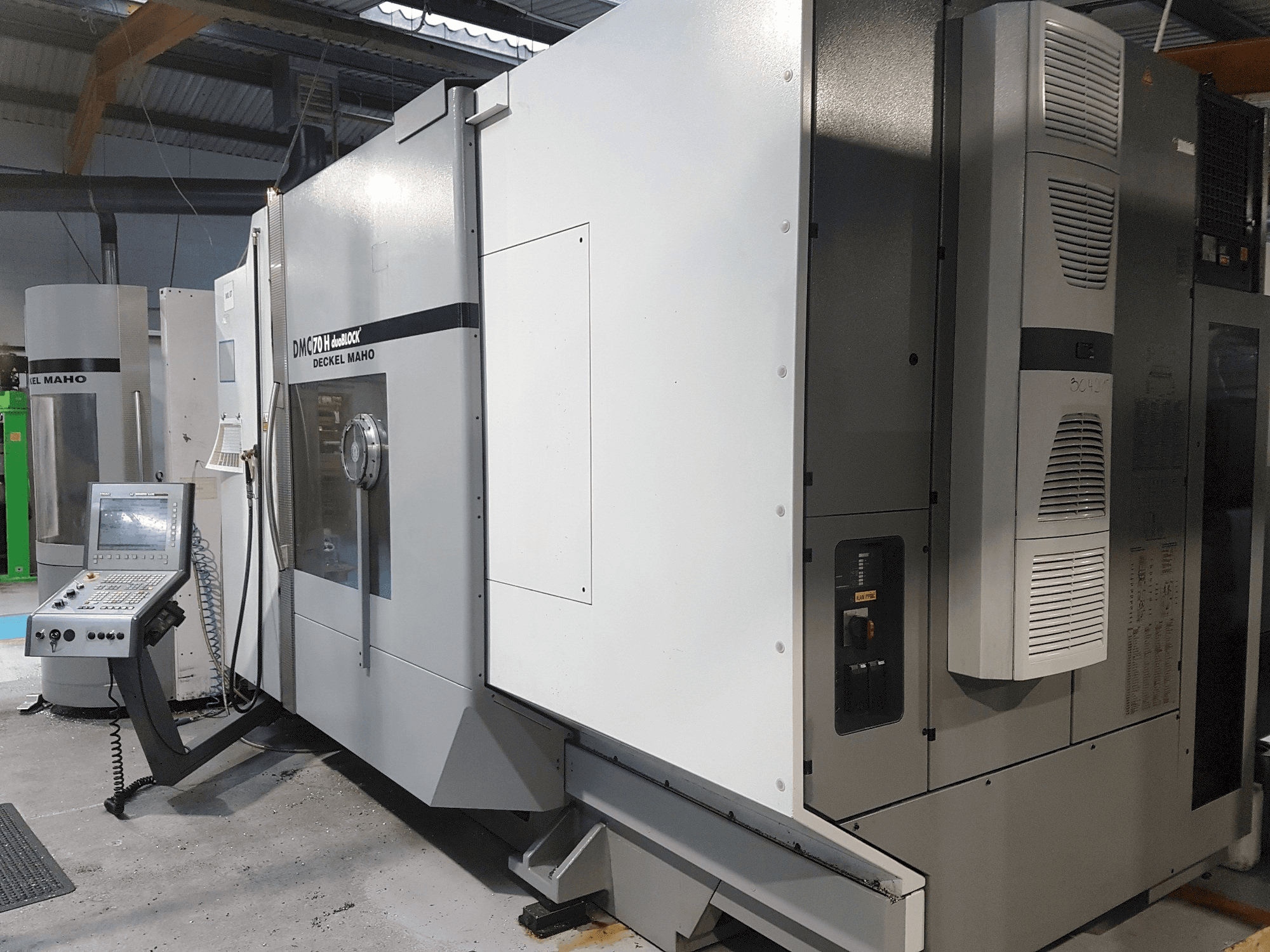 Vista frontale della macchina DECKEL MAHO DMC 70 H duoBlock