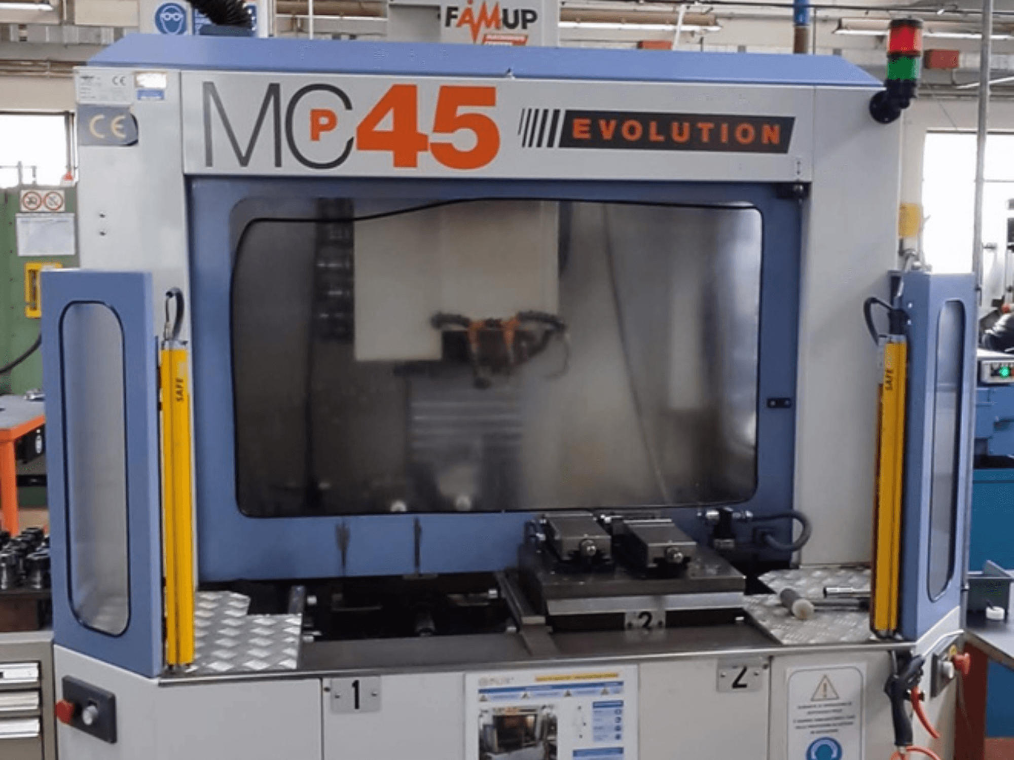 Centro di lavoro verticale FAMUP MCP 45 E in vista frontale, con comandi operativi e area di lavoro per la fresatura.