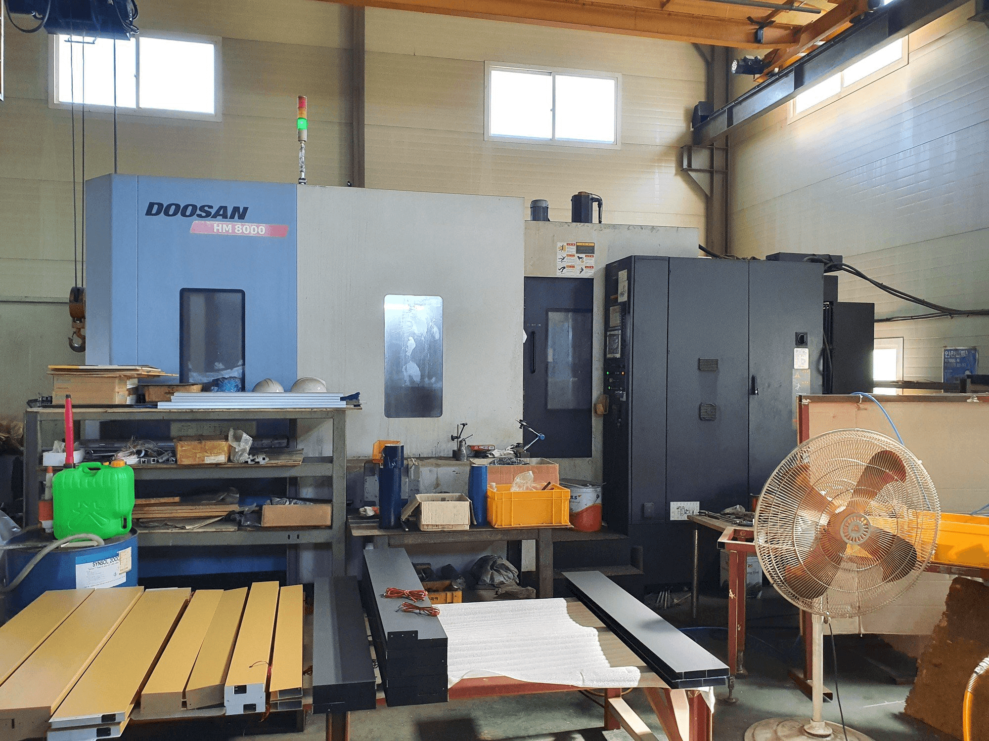 Vista frontale della macchina Doosan HM8000