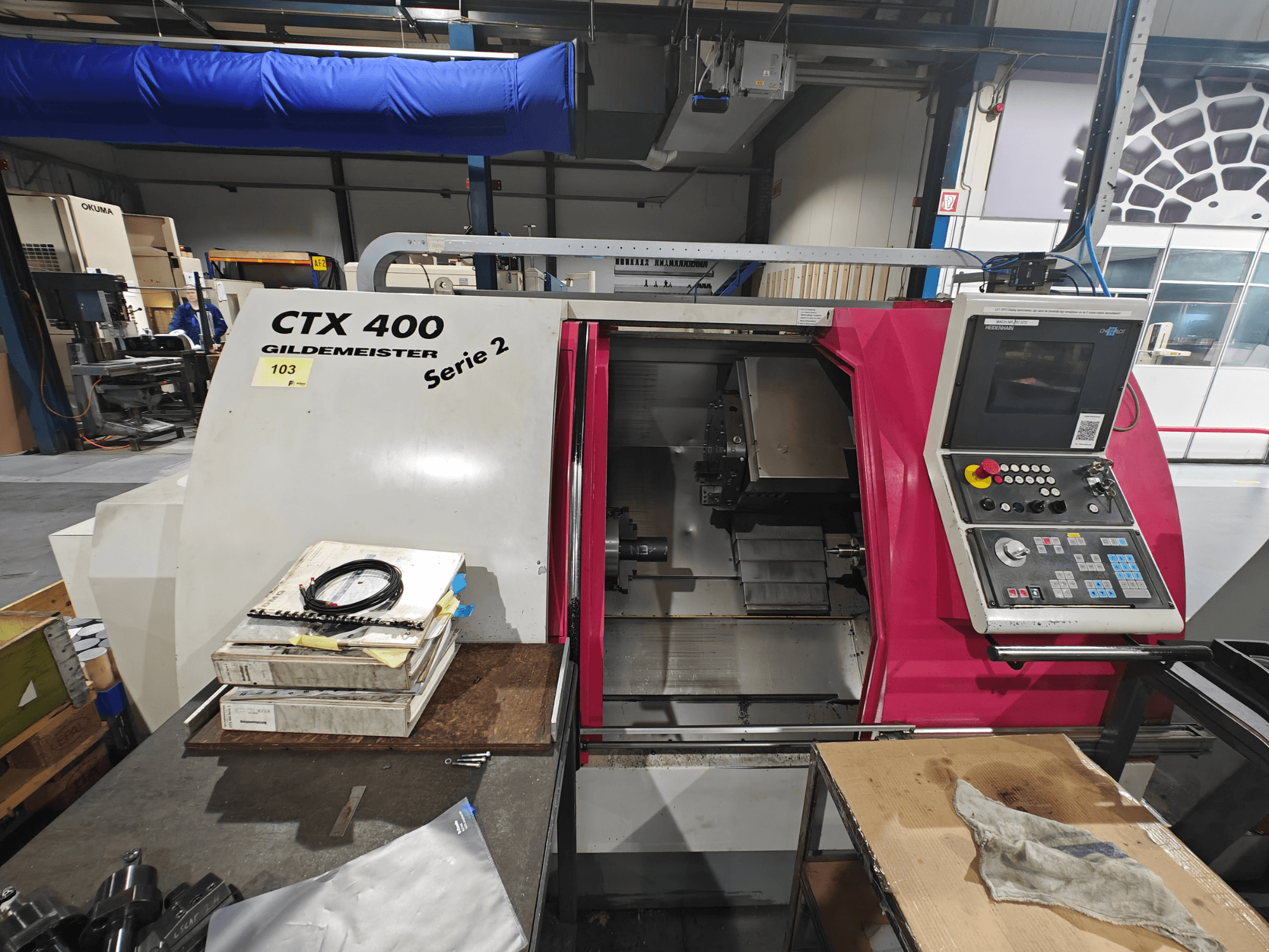 Tornio CTX 400 Gildemeister visto frontalmente, con pannello di controllo con pulsanti, display e area di lavoro.