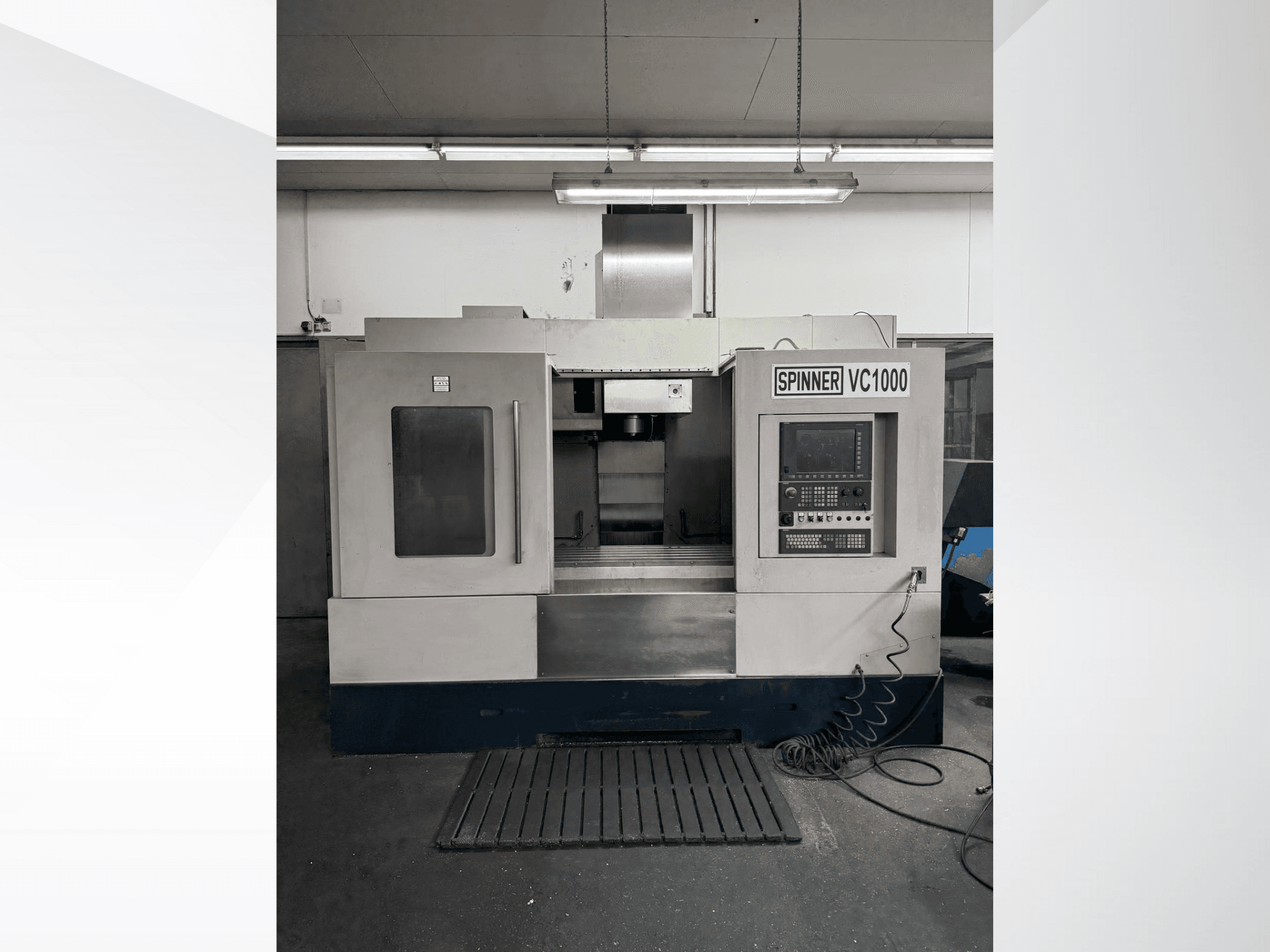 Centro di lavoro Spinner VC1000 in vista frontale, con pannello di controllo e ampia area di lavoro con finitura grigia.