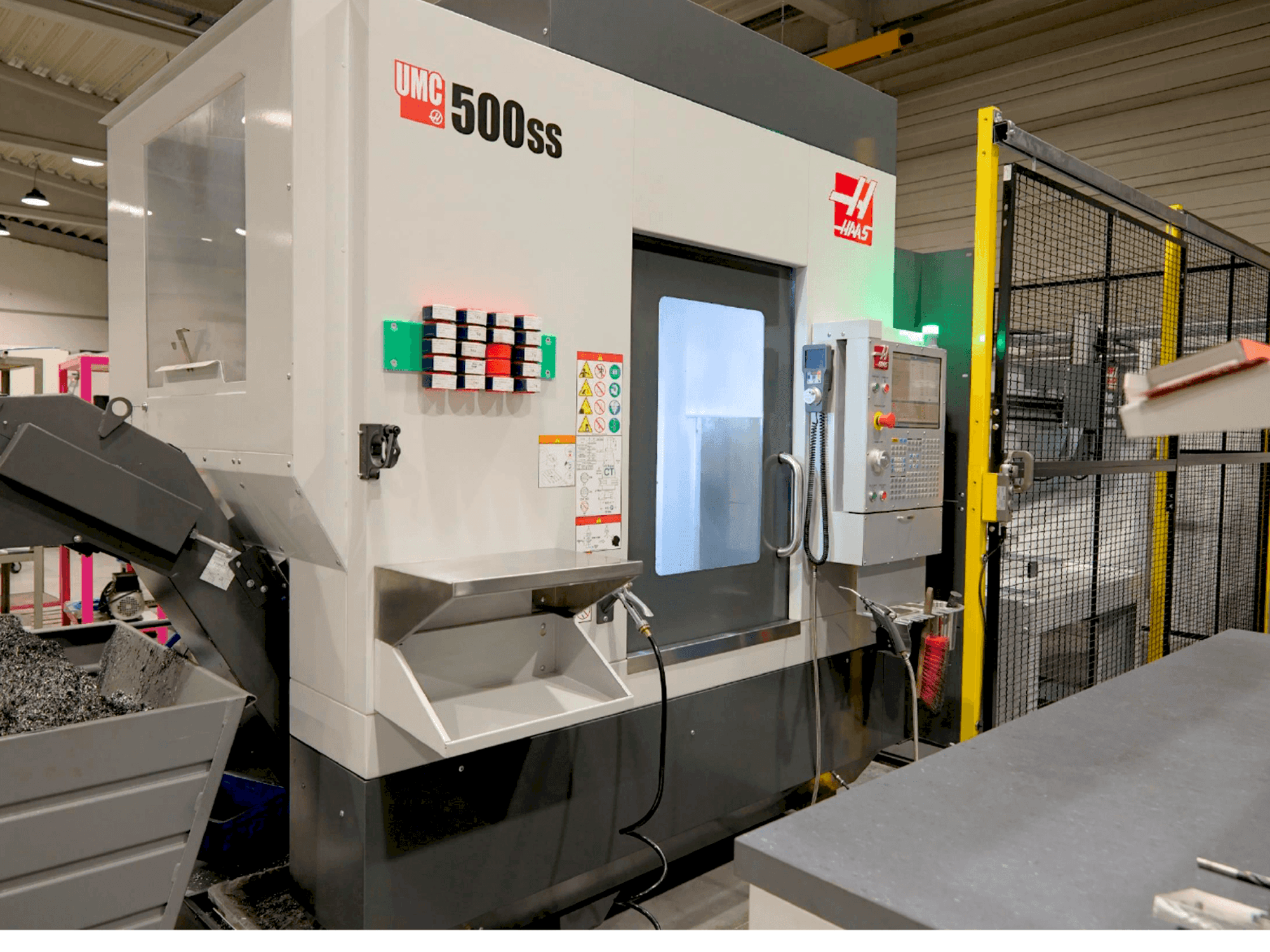 Vista frontale della macchina HAAS UMC 500-SS MIT APL