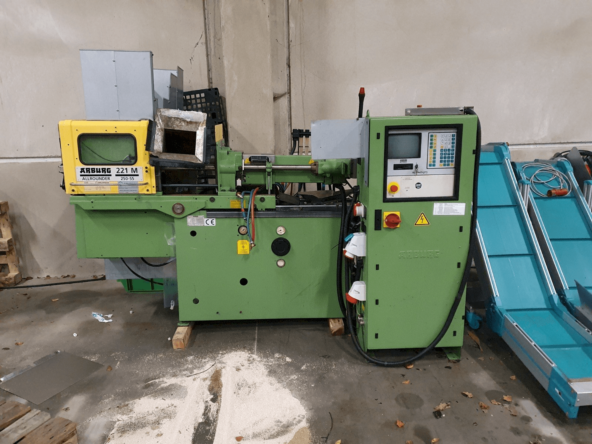 Vista frontale della macchina Arburg Allrounder 221 M 250-55