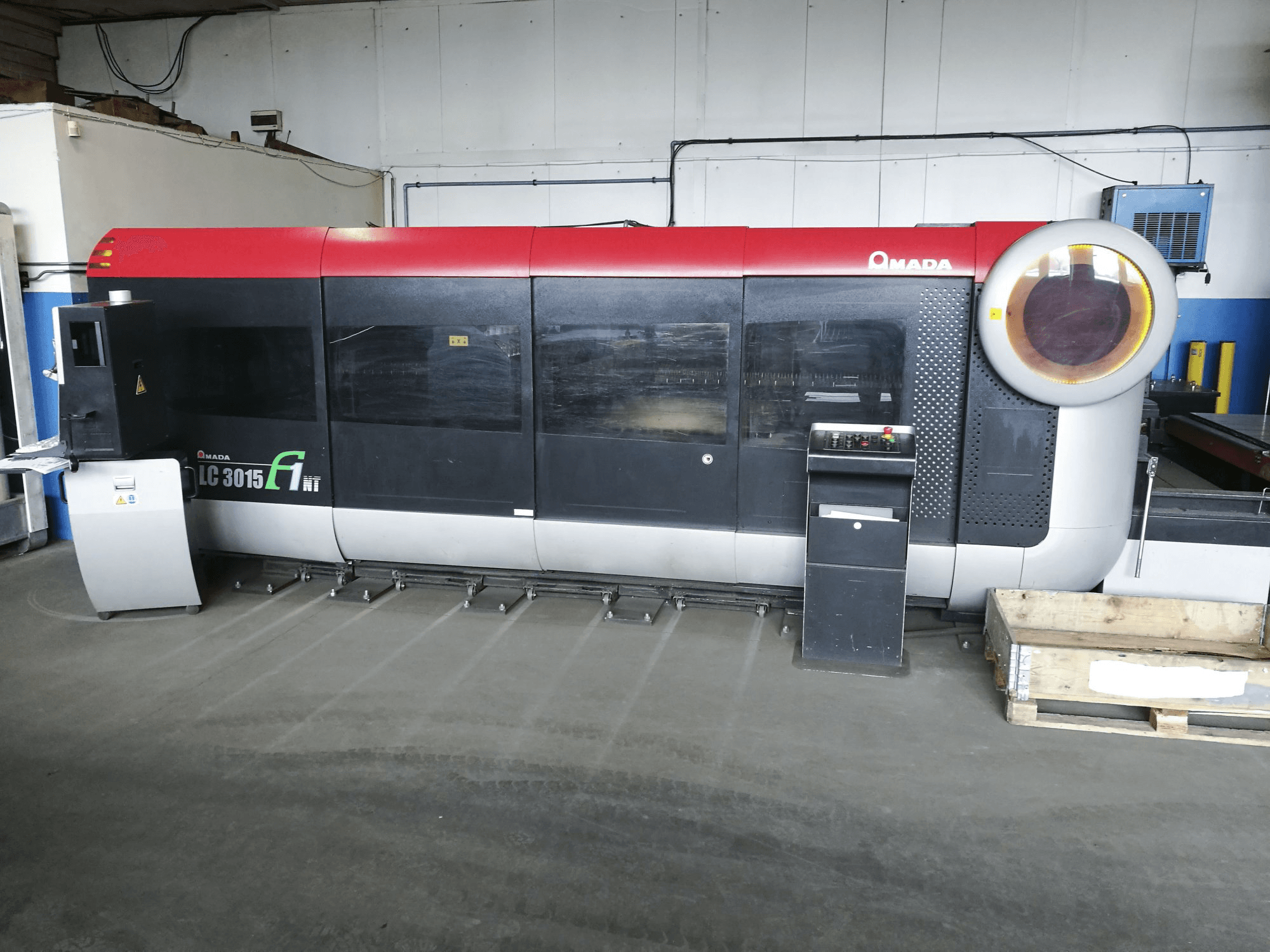 Vista frontale della macchina AMADA LC3015 F1NT