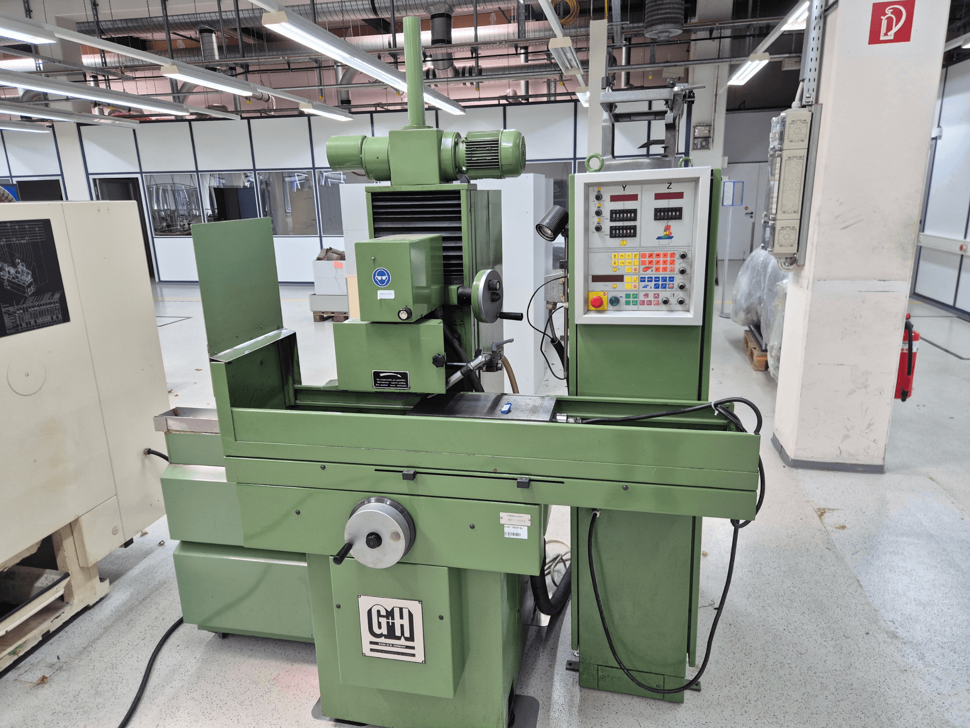 Rettificatrice piana GEIBEL & HOTZ FS 40 SA in un'officina, con vista frontale che mostra il pannello di comando, il piano di rettifica e il motore.