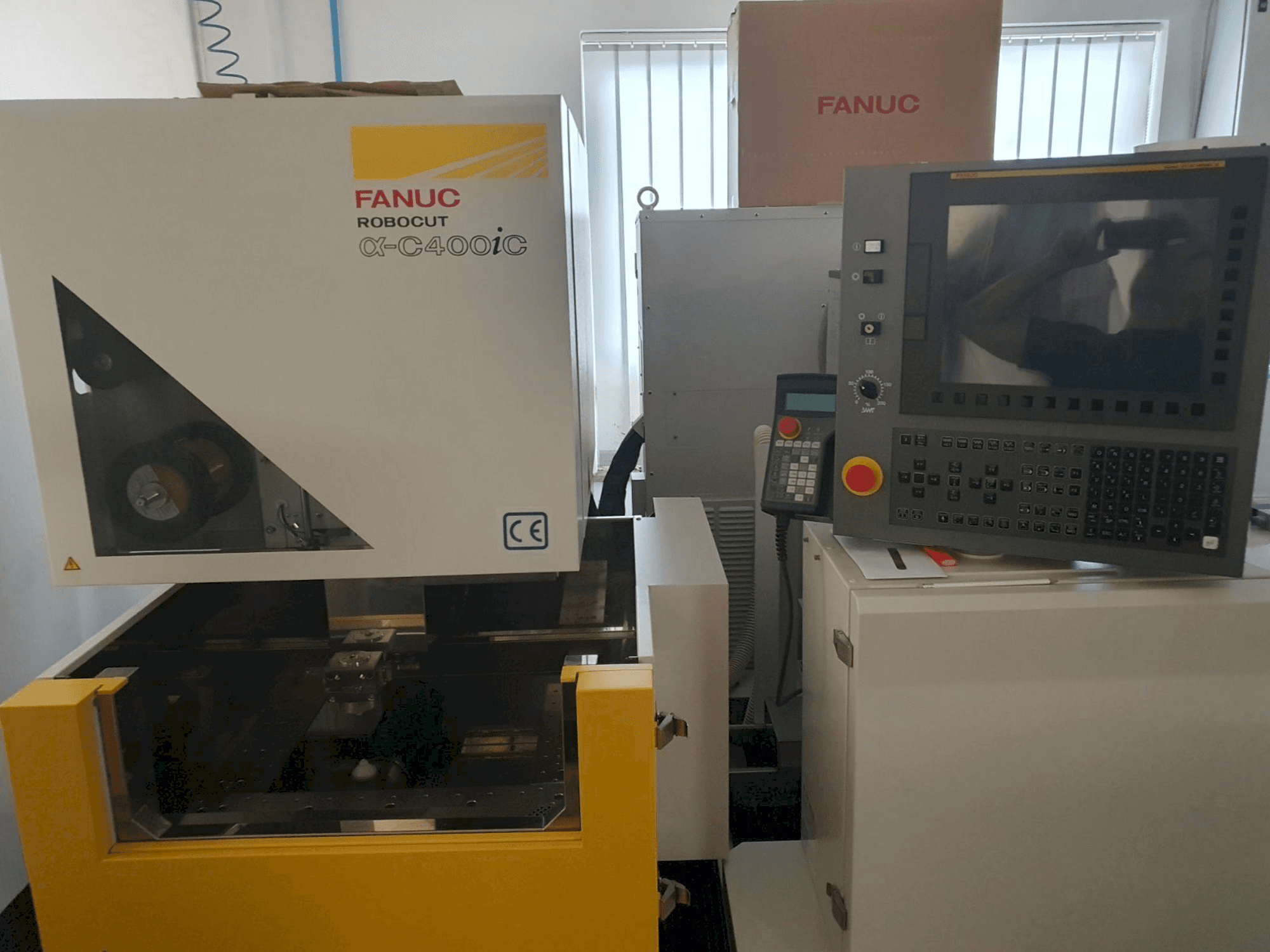 Vista frontale della macchina FANUC Robocut C400iC