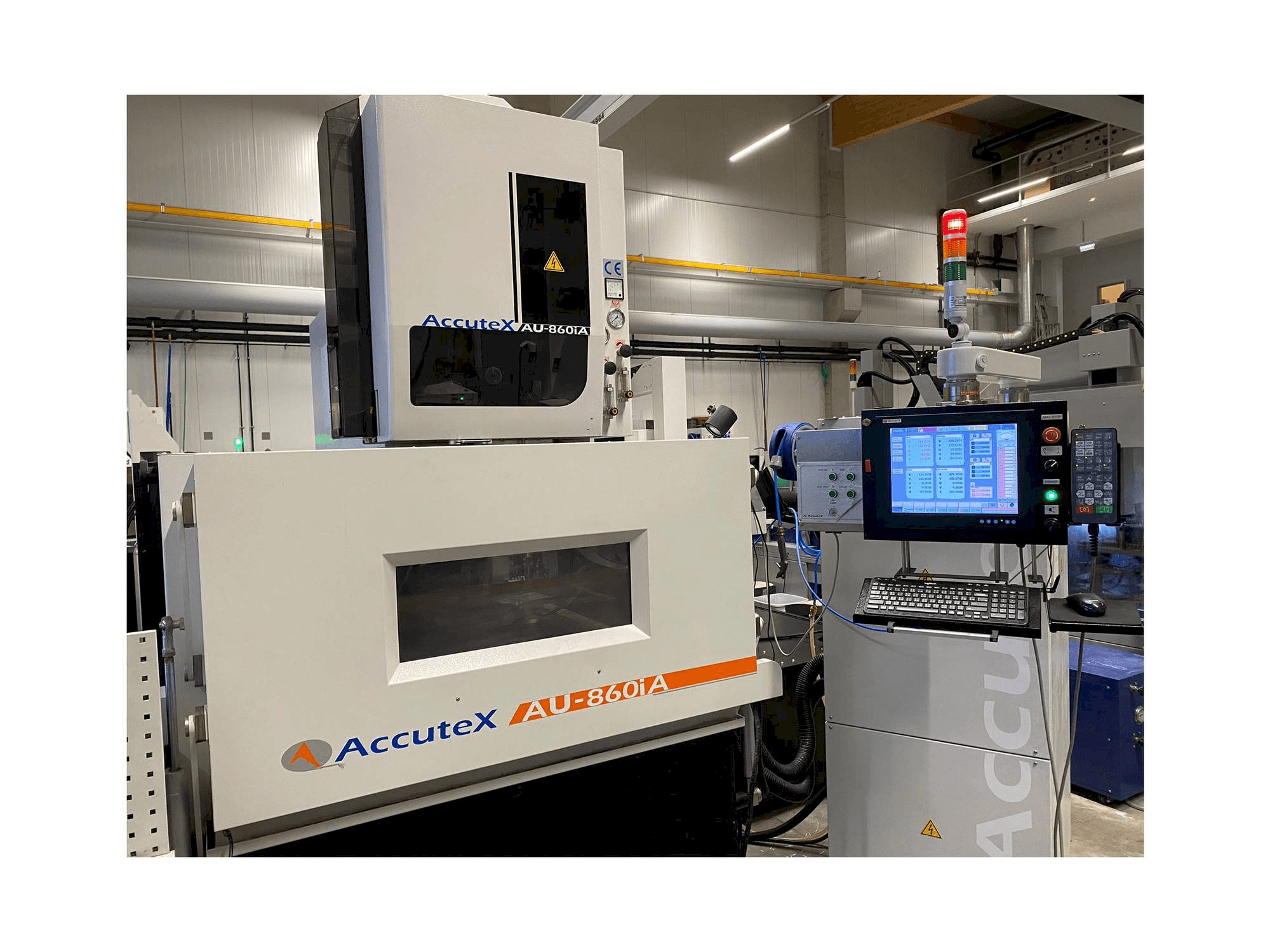 Vista frontale della macchina AccuteX AU-860iA