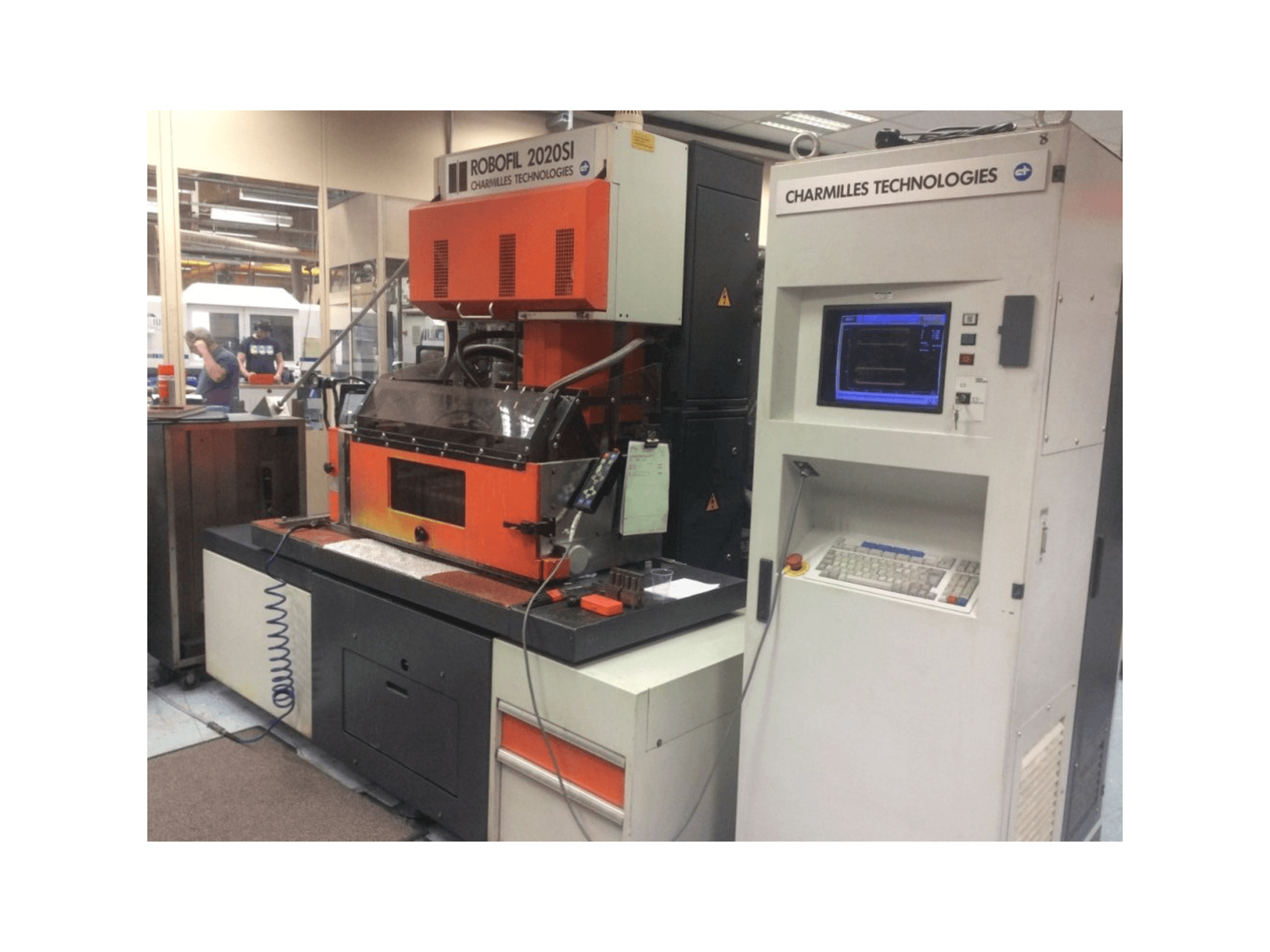 Vista frontale della macchina CHARMILLES Robofil 2020 SI