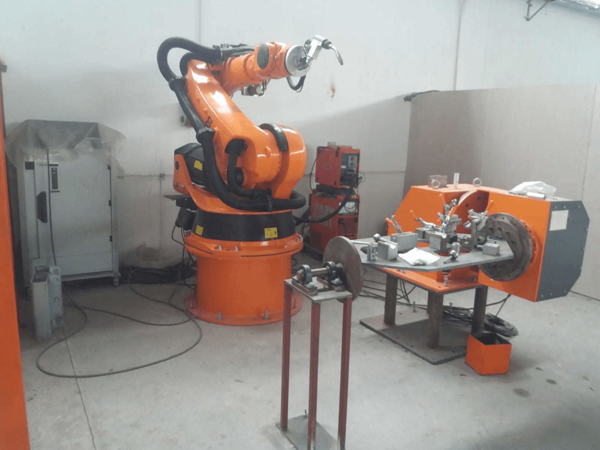 Vista frontale della macchina KUKA KR200
