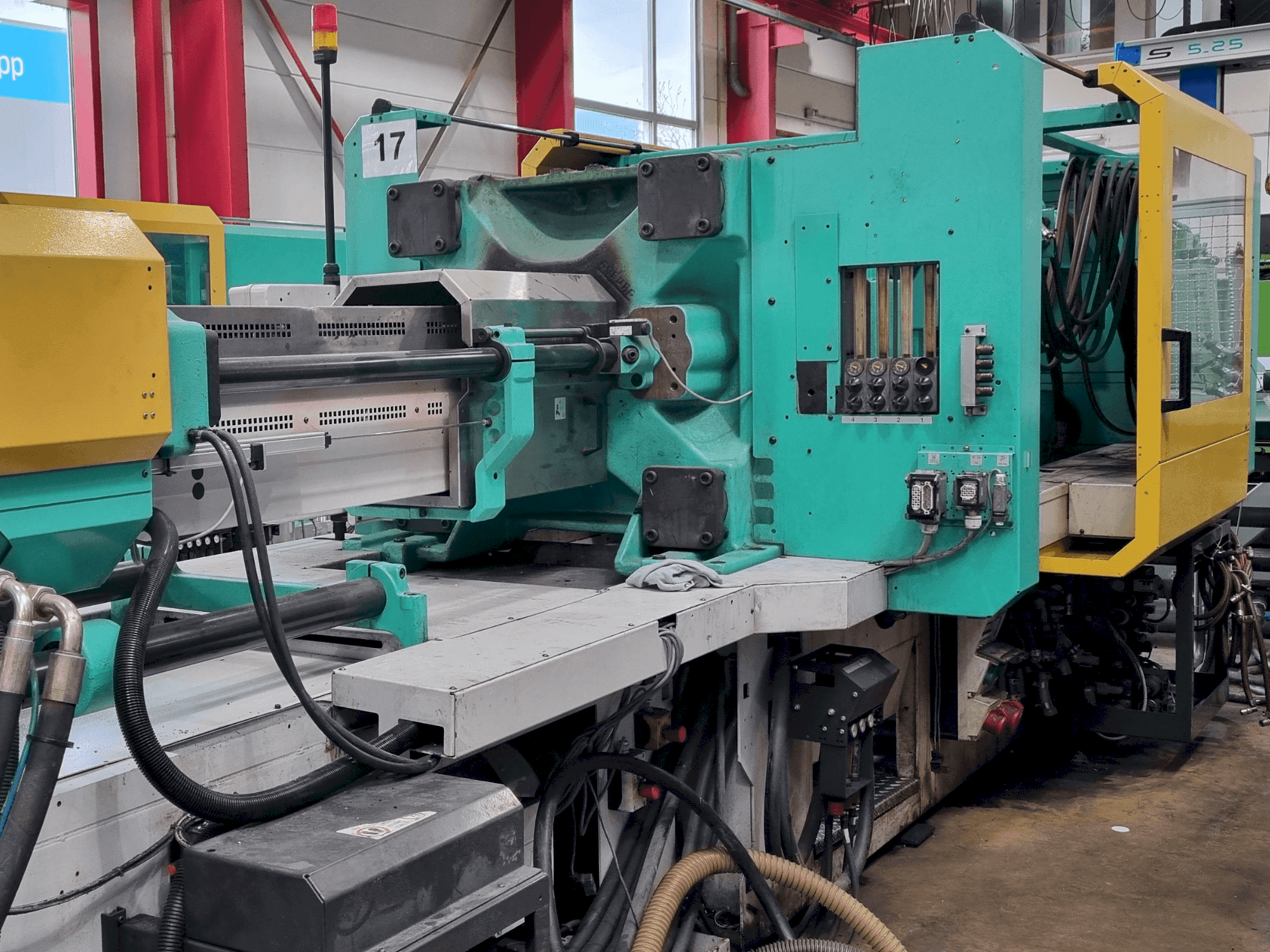 Vista frontale della macchina Arburg 630 S 2500-1300 ECO