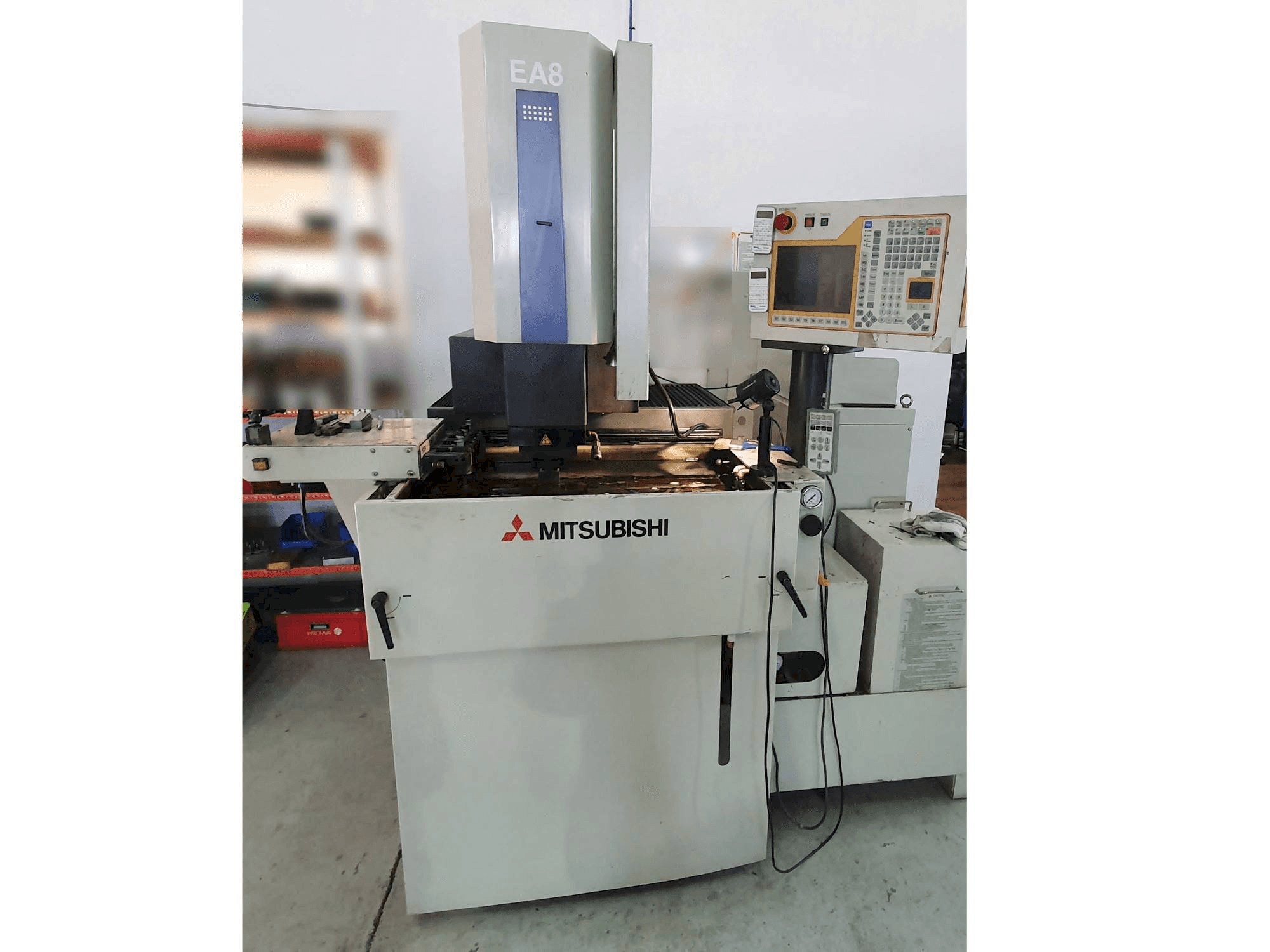 Vista frontale della macchina Mitsubishi EA8