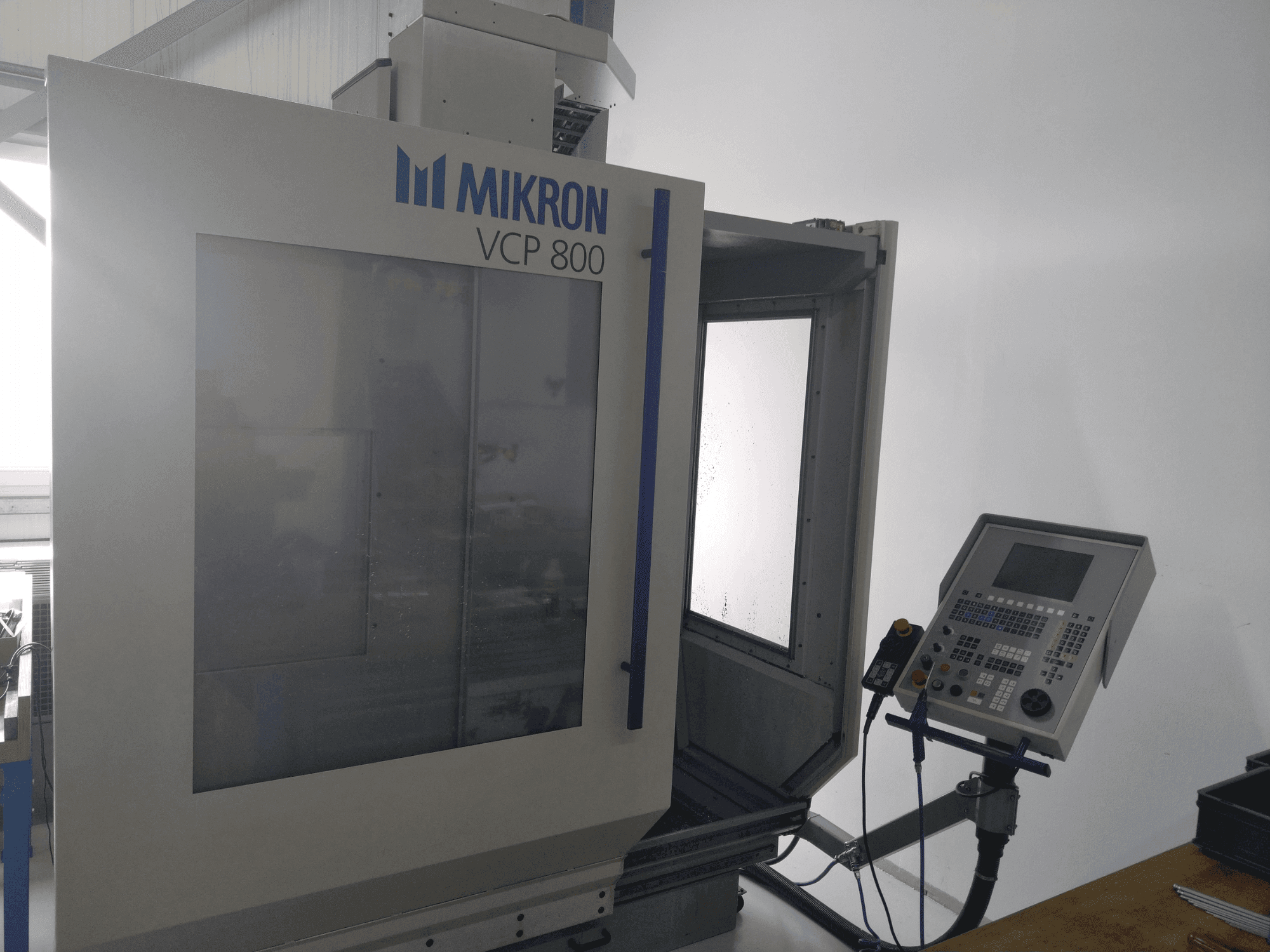 Vista frontale della macchina MIKRON VCP 800