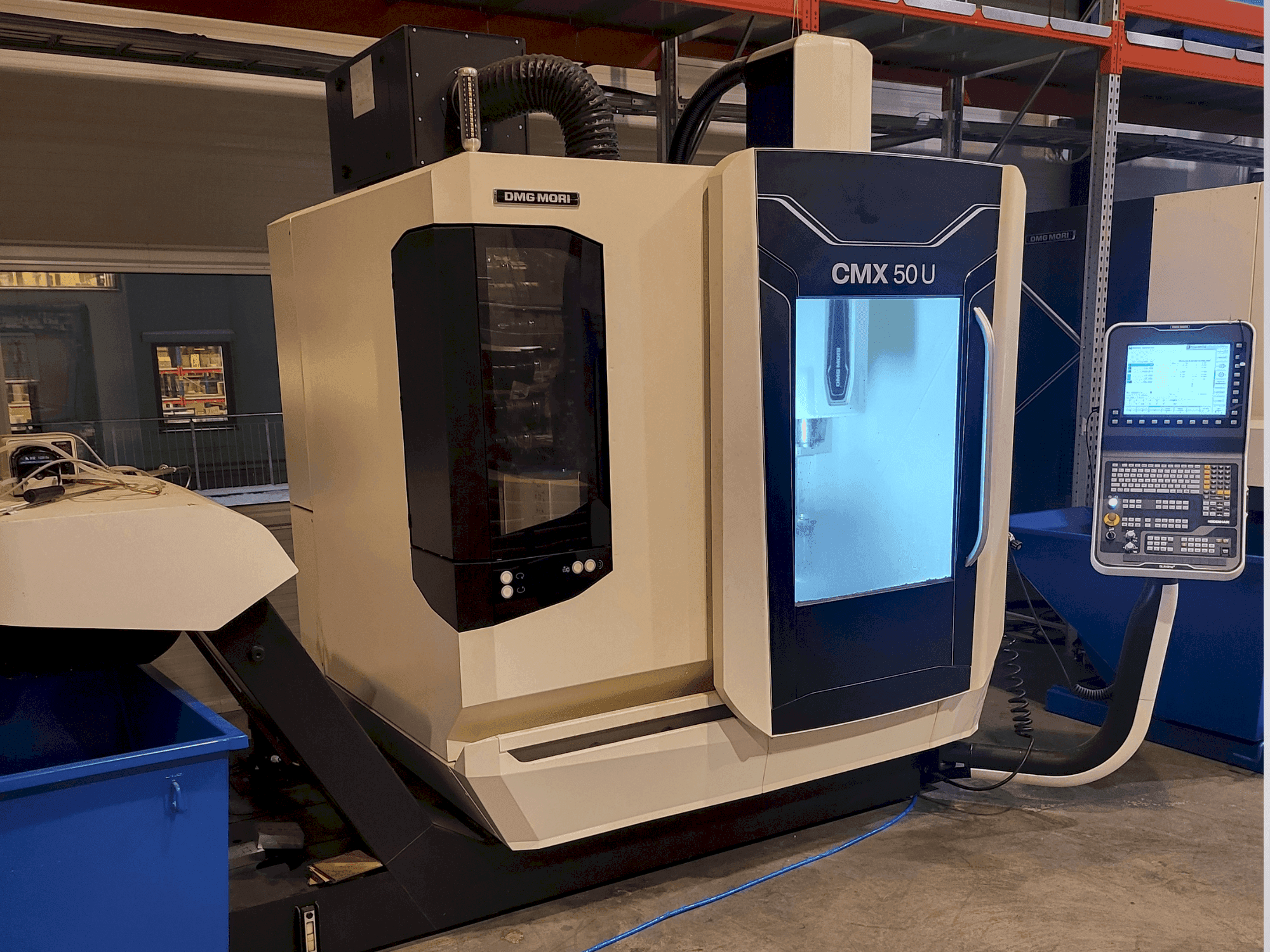 Vista frontale della macchina DMG MORI CMX 50U