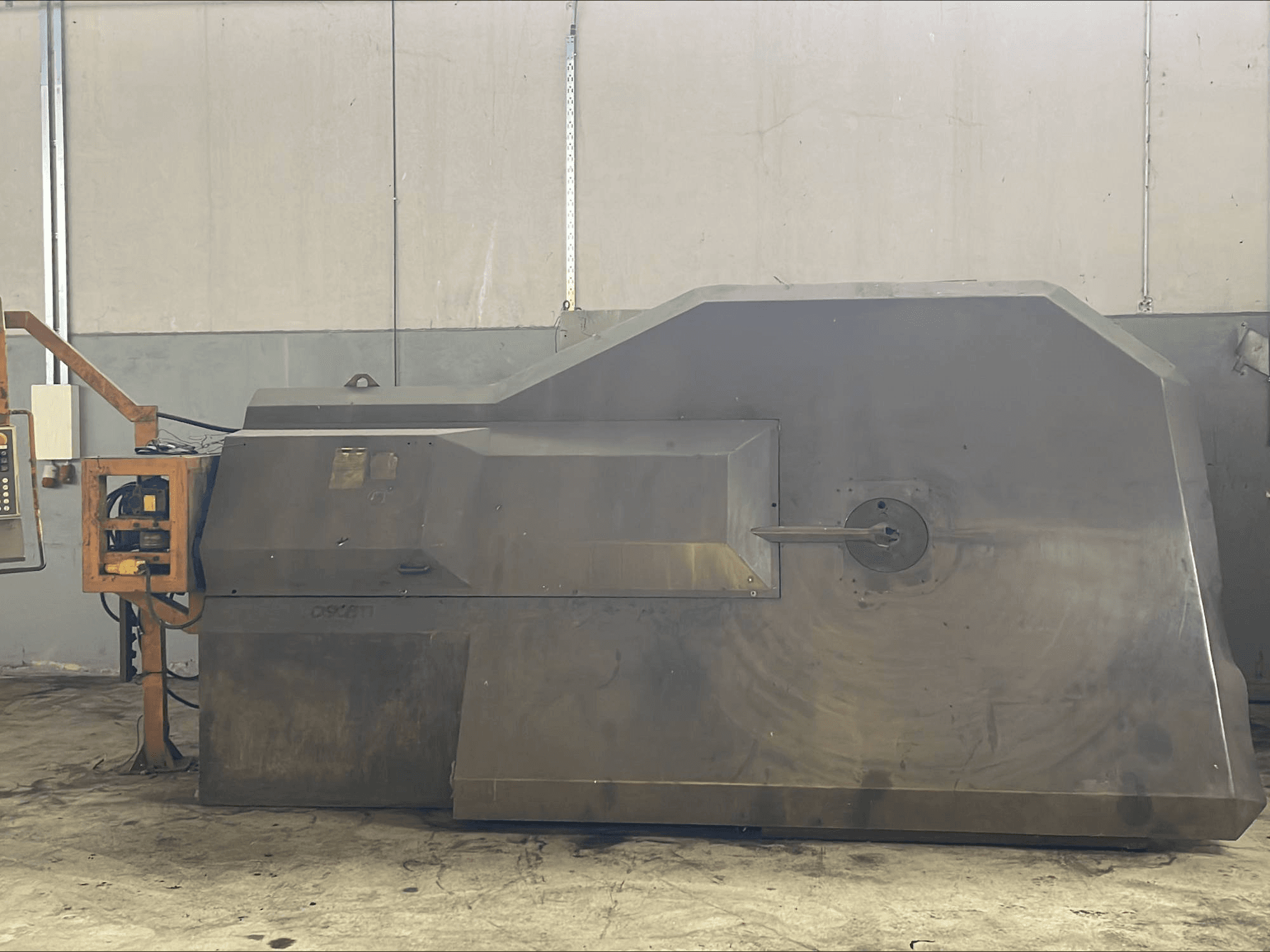 Vista frontale della macchina OSCAM MULTIBEND 16