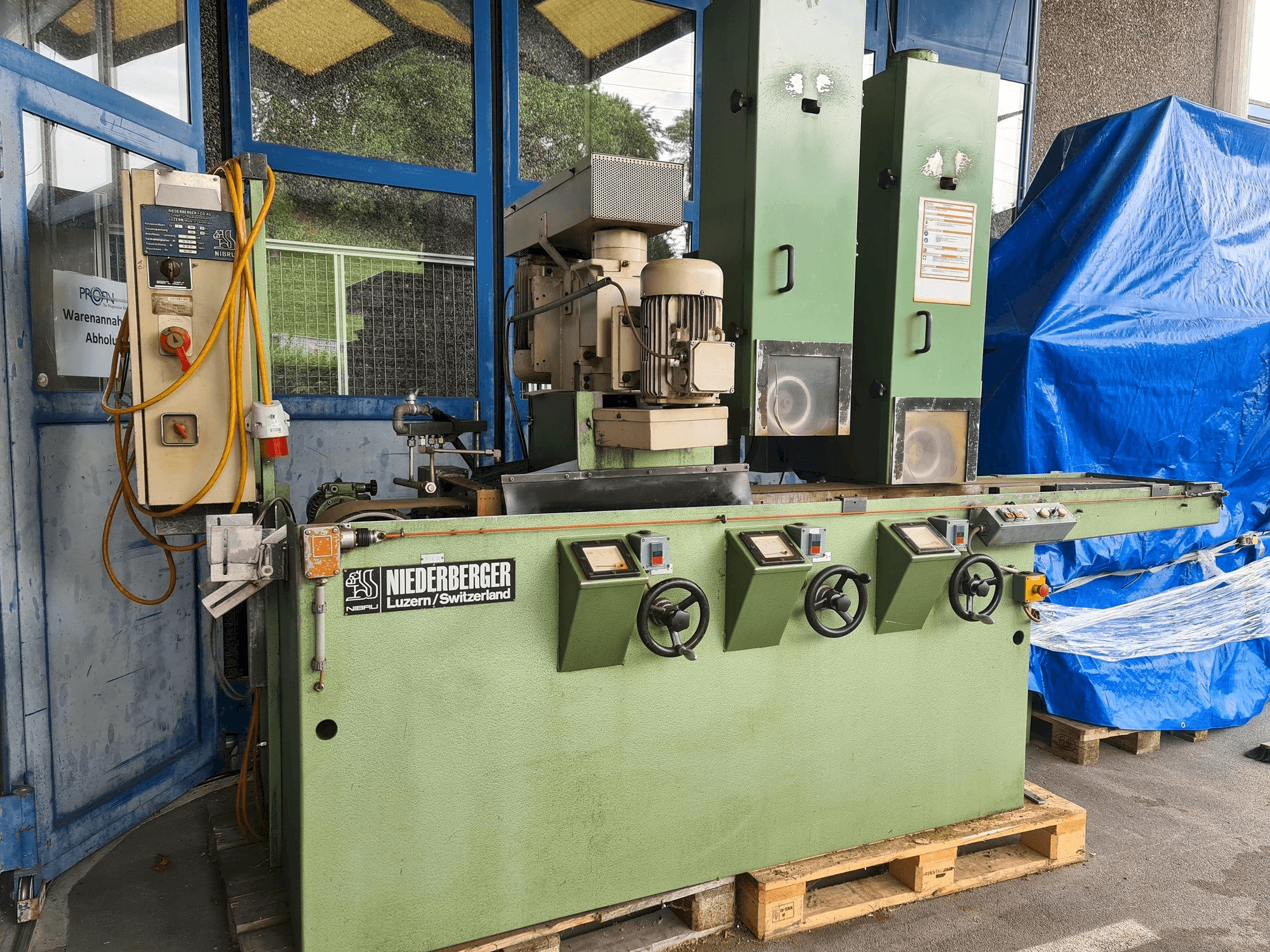 Vista frontale della macchina NIEDERBERGER UV F04 F43