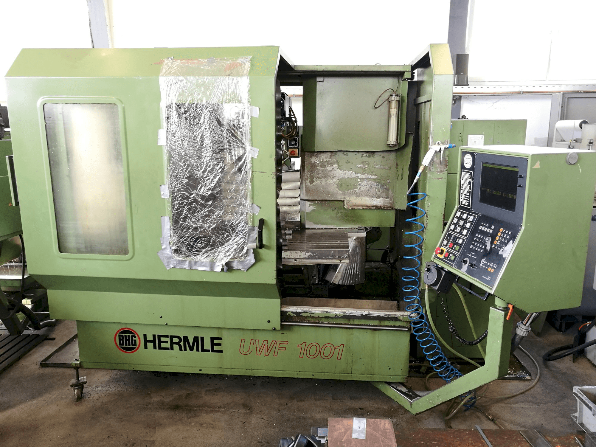Vista frontale della macchina HERMLE UWF 1001
