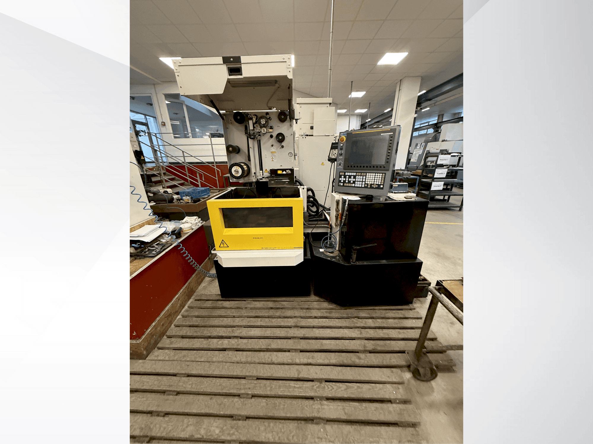 Vista frontale della macchina FANUC Robocut alpha-C400iB