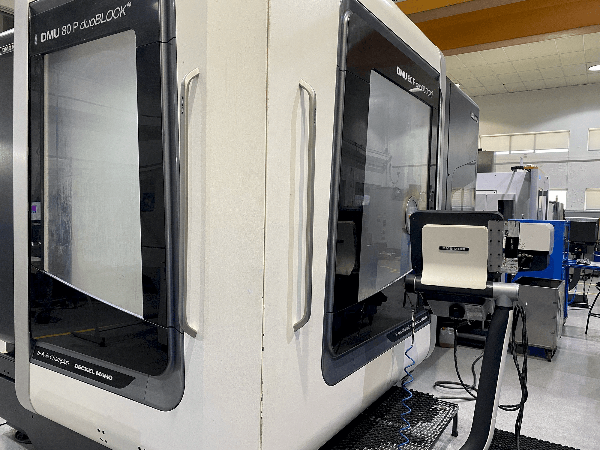 Vista frontale della macchina DMG MORI DMU 80P Duoblock