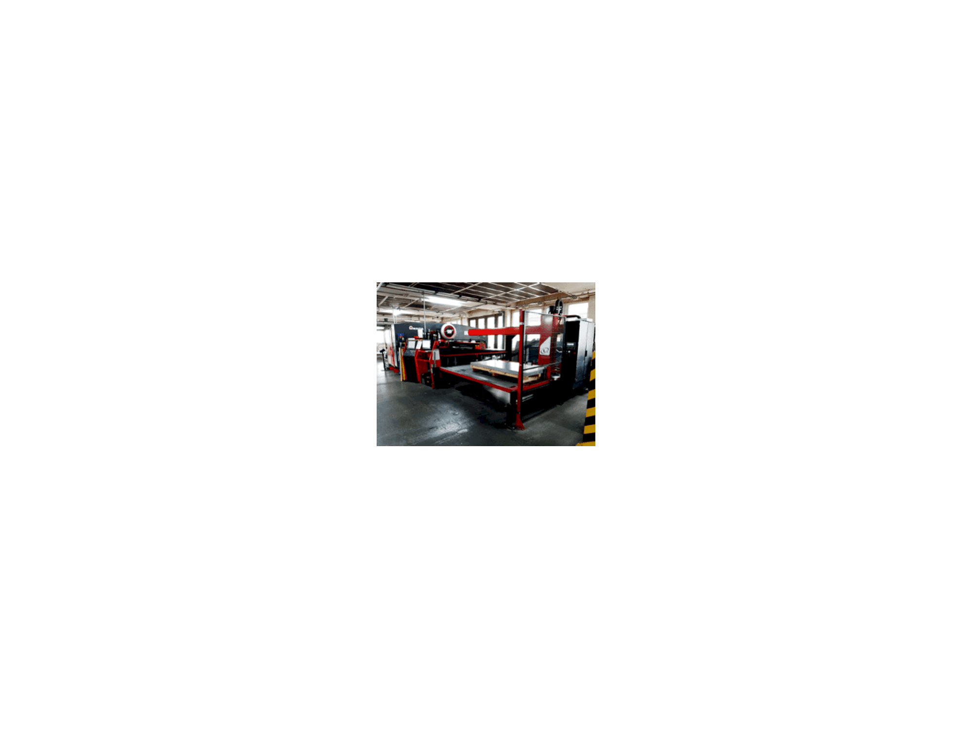 Vista frontale della macchina AMADA EMK 3610NT